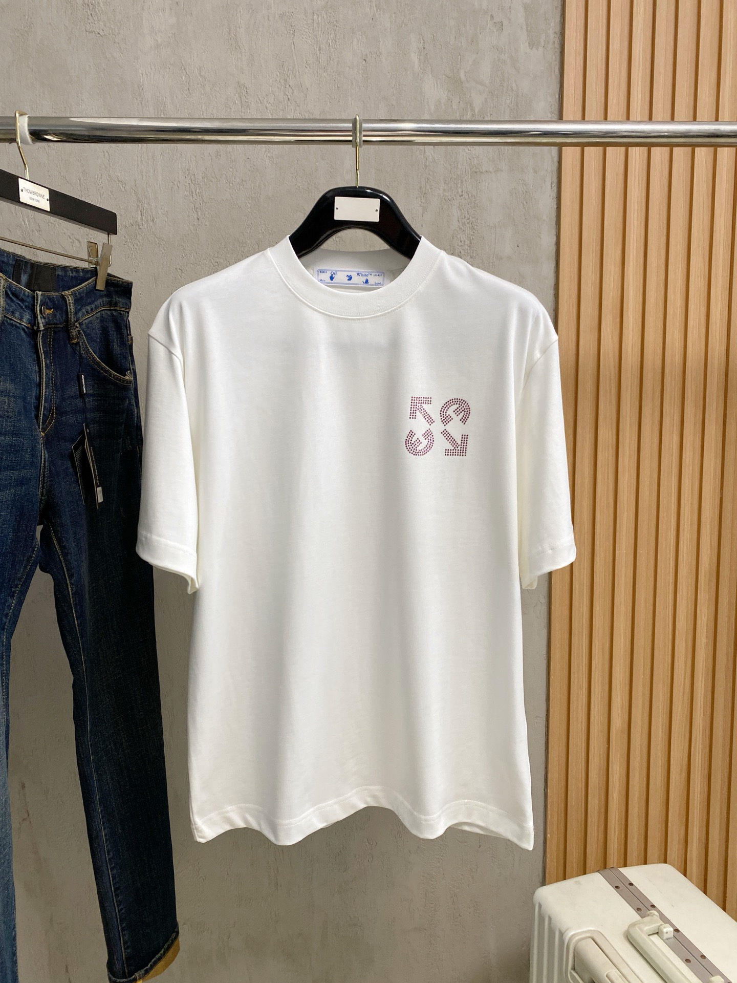 NO:865923,Off-white 2026 new double yarn pure cotton men's casual bottoming short-sleeved T-shirt!  High-end customization, high version, fashionable and versatile, loose version, original imported 300g double-strand pure cotton fabric, threaded cuffs, collar and hem, super soft and delicate to the touch, skin-friendly and comfortable to wear, high-end boutique. Avant-garde style, charming and comfortable, great for the upper body, men's must-have items, complete with three standards, size M-2Xl, can wear up to 200 pounds, off white, T-shirt, tees, t-shirt,19860909Off-white 2026 新款双纱纯棉男士休闲打底短袖T恤！高端定制 高版本 时尚百搭爆款宽松版型原版进口300克双股纯棉面料 螺纹袖口.领口衣摆 手感超柔软细腻 穿着亲肤舒适 高端精品.前卫风格魅力舒适, 上身非常赞 男士必备单品 三标齐全 尺码M-2Xl 最大穿200斤,,off white,T-shirt,tees，t-shirt,,Men's clothing
