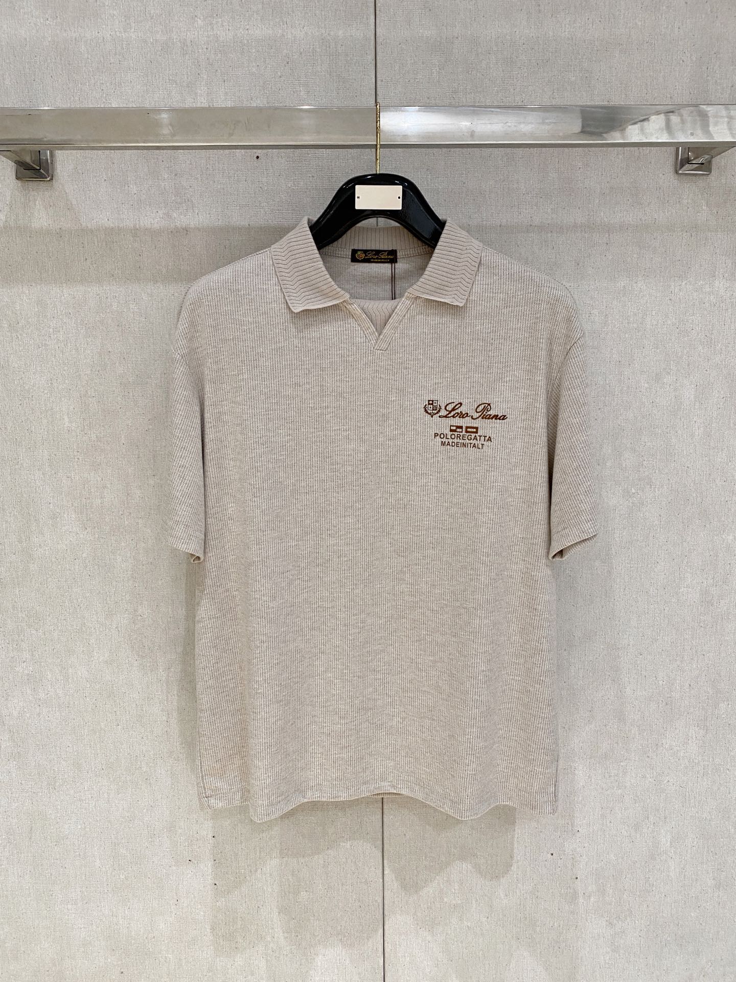NO:846619,LP highly recommended!  Spring and summer new products are on sale at the counter. Fashionable and high-end men's Polo - Logo on the chest, personalized and fashionable/Imported top high-density mercerized pearls, extremely skin-friendly and comfortable. It feels very delicate, has a good texture, is cool and breathable, and is a very good overall piece. It can be worn alone as an inner layer. Size M-4Xl, loro piana,19860909LP 重磅推荐！春夏新品 专柜在售 时尚高端男装Polo-胸前Logo个性时尚/进口顶极高密度丝光珠地,极为亲肤舒适 摸上去非常的细腻,质感很好,凉爽透气,整体非常不错的一款,内搭单穿都完全没问题 尺码M-4Xl,,loro piana,,Men's clothing