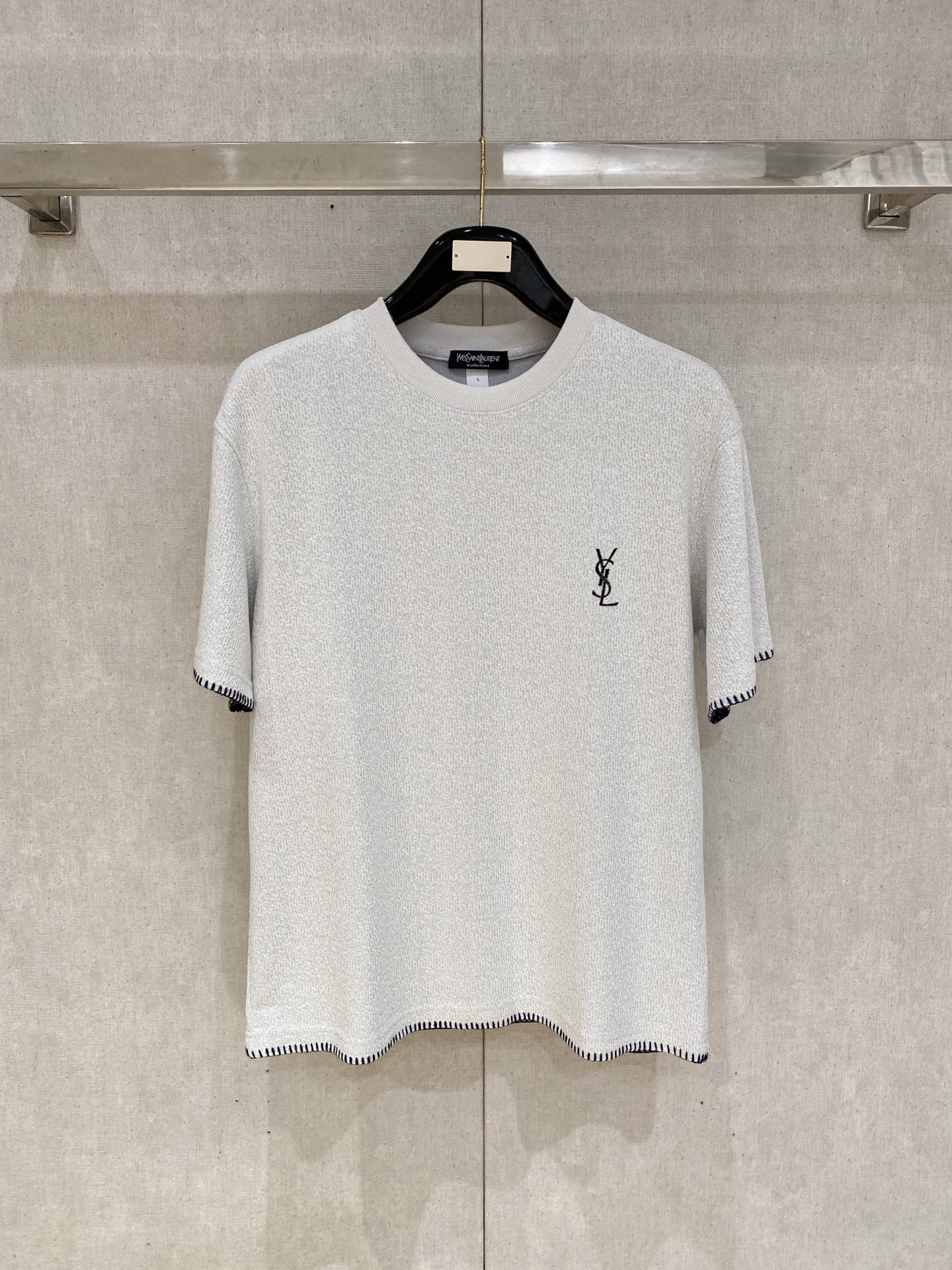NO:846622,Saint Laurent 2026 new pure cotton men's casual bottoming short-sleeved T-shirt!  High-end customization, high version, fashionable and versatile, loose version, original imported cotton fabric, threaded cuffs, collar and hem, super soft and delicate to the touch, skin-friendly and comfortable to wear, high-end boutique. Avant-garde style, charming and comfortable, great upper body, essential items for men, complete with three standards, sizes M-4XL, saint laurent, T-shirt, tees, t-shirt,19860909圣罗兰 2026 新款纯棉男士休闲打底短袖T恤！高端定制 高版本 时尚百搭爆款宽松版型原版进口纯棉面料 螺纹袖口.领口衣摆 手感超柔软细腻 穿着亲肤舒适 高端精品.前卫风格魅力舒适, 上身非常赞 男士必备单品 三标齐全 尺码M-4XL,,saint laurent,T-shirt,tees，t-shirt,,Men's clothing
