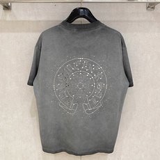 克罗心 宽松版型 2026新款洗水重工复古短袖男女同款这款材质选用柔软的棉质针织面料打造,彰显现代个性。 克罗心 宽松版型 2026新款洗水重工复古短袖男女同款这款材质选用柔软的棉质针织面料打造,彰显现代个性。