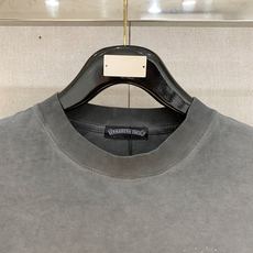 克罗心 宽松版型 2026新款洗水重工复古短袖男女同款这款材质选用柔软的棉质针织面料打造,彰显现代个性。 克罗心 宽松版型 2026新款洗水重工复古短袖男女同款这款材质选用柔软的棉质针织面料打造,彰显现代个性。