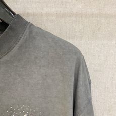 克罗心 宽松版型 2026新款洗水重工复古短袖男女同款这款材质选用柔软的棉质针织面料打造,彰显现代个性。 克罗心 宽松版型 2026新款洗水重工复古短袖男女同款这款材质选用柔软的棉质针织面料打造,彰显现代个性。