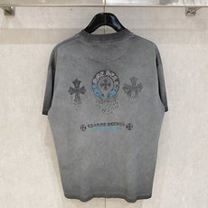克罗心 宽松版型 2026新款洗水重工复古短袖男女同款这款材质选用柔软的棉质针织面料打造,彰显现代个性。 克罗心 宽松版型 2026新款洗水重工复古短袖男女同款这款材质选用柔软的棉质针织面料打造,彰显现代个性。