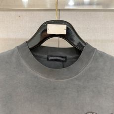 克罗心 宽松版型 2026新款洗水重工复古短袖男女同款这款材质选用柔软的棉质针织面料打造,彰显现代个性。 克罗心 宽松版型 2026新款洗水重工复古短袖男女同款这款材质选用柔软的棉质针织面料打造,彰显现代个性。