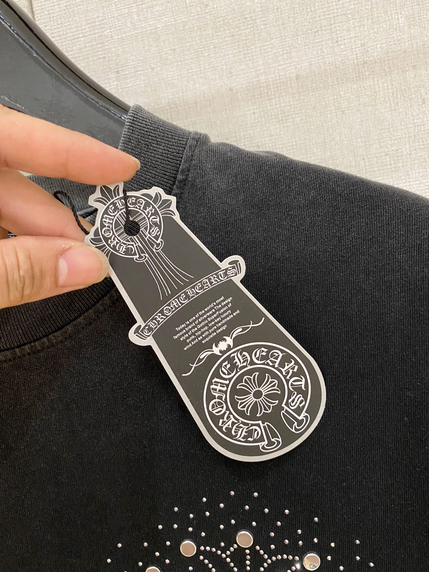 克罗心 宽松版型 2026新款洗水重工复古短袖男女同款这款材质选用柔软的棉质针织面料打造，彰显现代个性。