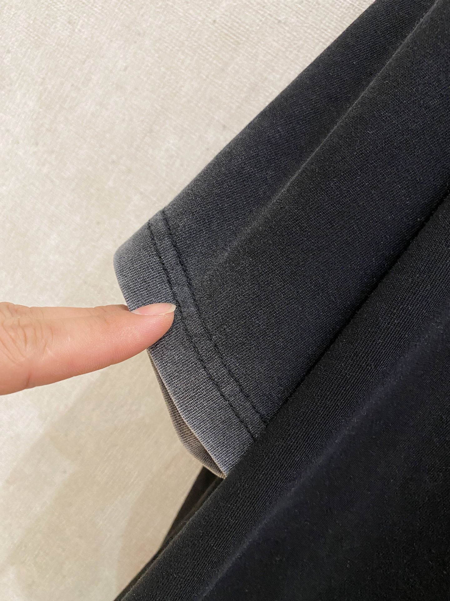 克罗心 宽松版型 2026新款洗水重工复古短袖男女同款这款材质选用柔软的棉质针织面料打造，彰显现代个性。