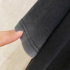 克罗心 宽松版型 2026新款洗水重工复古短袖男女同款这款材质选用柔软的棉质针织面料打造,彰显现代个性。 克罗心 宽松版型 2026新款洗水重工复古短袖男女同款这款材质选用柔软的棉质针织面料打造,彰显现代个性。