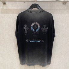 克罗心 宽松版型 2026新款洗水重工复古短袖男女同款这款材质选用柔软的棉质针织面料打造,彰显现代个性。 克罗心 宽松版型 2026新款洗水重工复古短袖男女同款这款材质选用柔软的棉质针织面料打造,彰显现代个性。