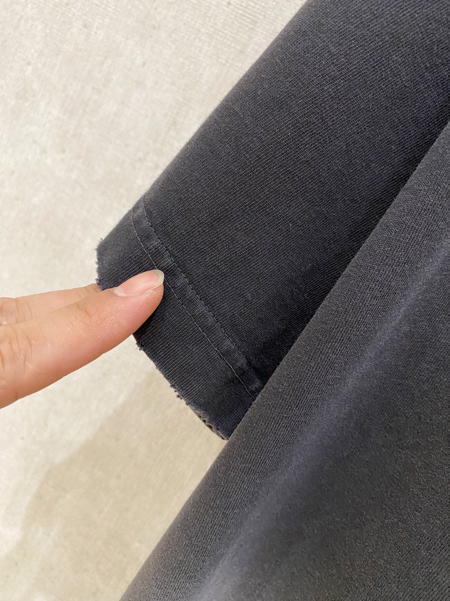 克罗心 宽松版型 2026新款洗水重工复古短袖男女同款这款材质选用柔软的棉质针织面料打造，彰显现代个性。