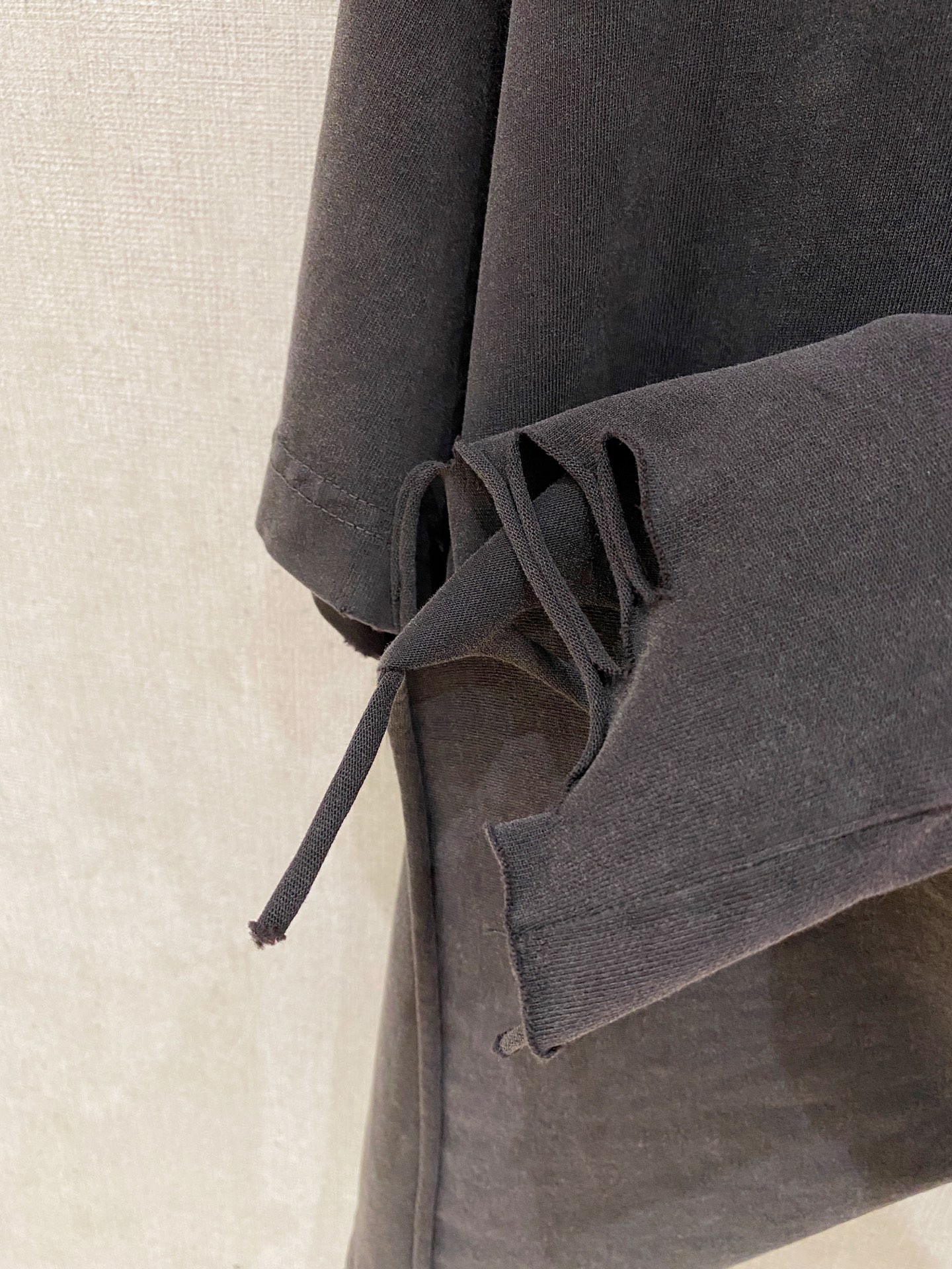 克罗心 宽松版型 2026新款洗水重工复古短袖男女同款这款材质选用柔软的棉质针织面料打造，彰显现代个性。