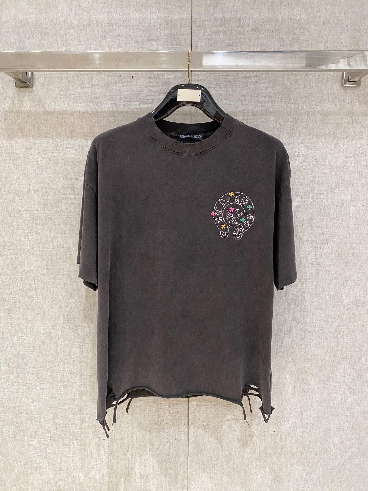 NO:846628,Chrome Hearts Loose Fit 2026 New Washed Heavy Industry Retro Short Sleeve Unisex Style This material is made of soft cotton knitted fabric, highlighting modern personality. Oversize tailoring and ribbed knit trimming are the icing on the cake. Size S-2XL. Please state your height and weight when placing an order, versace, chrome hearts, T-shirt,19860909克罗心 宽松版型 2026新款洗水重工复古短袖男女同款 这款材质选用柔软的棉质针织面料打造,彰显现代个性.Oversize剪裁和罗纹针织饰边锦上添花 码数S-2XL 下单报身高体重,,versace,chrome hearts,T-shirt,,Men's clothing