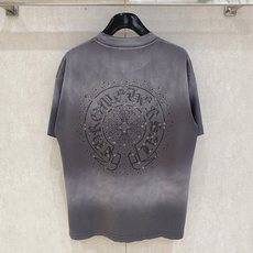 克罗心 宽松版型 2026新款洗水重工复古短袖男女同款这款材质选用柔软的棉质针织面料打造,彰显现代个性。 克罗心 宽松版型 2026新款洗水重工复古短袖男女同款这款材质选用柔软的棉质针织面料打造,彰显现代个性。