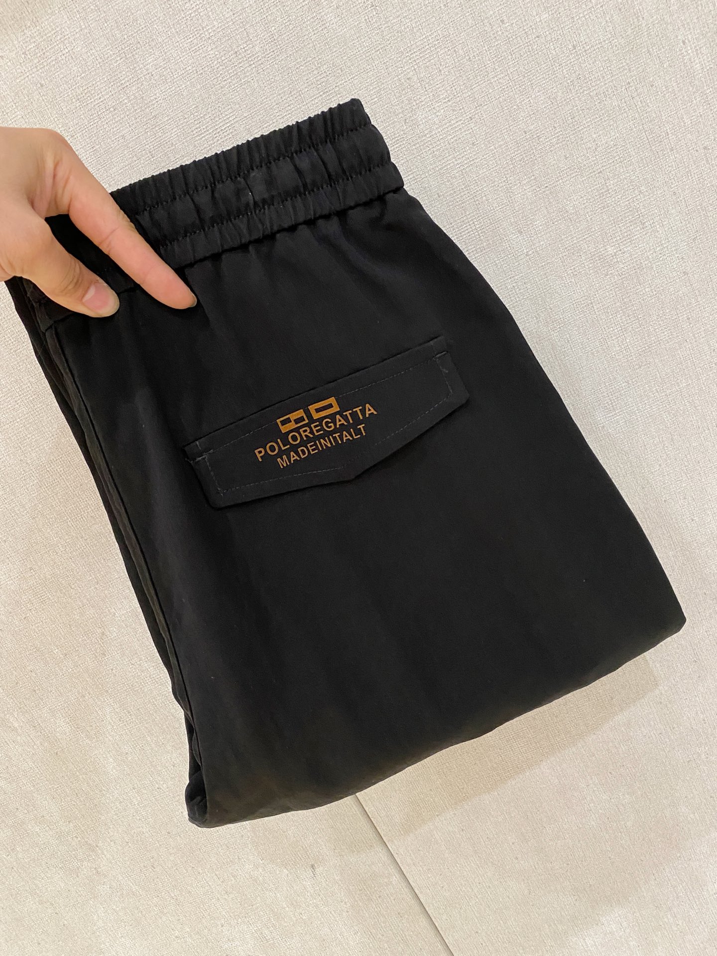 NO:846612,Descente's new spring and summer 26ss casual pants golden classic appears again, original order high-quality fashionable casual pants. Super versatile style. Exclusive customized fabric, very wide and stylish, close-fitting and comfortable. Original custom counter latest hardware accessories. Super beautiful version, the upper body shows slender legs, the lining and routing are impeccable, you can attend any occasion, and once again emphasize that the fabric is very, very classy! Code number M-3Xl,,19860909迪桑特 春夏新款 26ss休闲裤金典再次出现,原单订制高品质时尚休闲裤.超级百搭款.独家定制面料,挺阔有型,贴身舒适.原版定制专柜最新五金辅料.超靓版型、上身显腿修长,內里,走线都无可挑剔,任何场合都可出席,再次强调面料非常非常显档次！码数 M-3Xl,,,Men's clothing