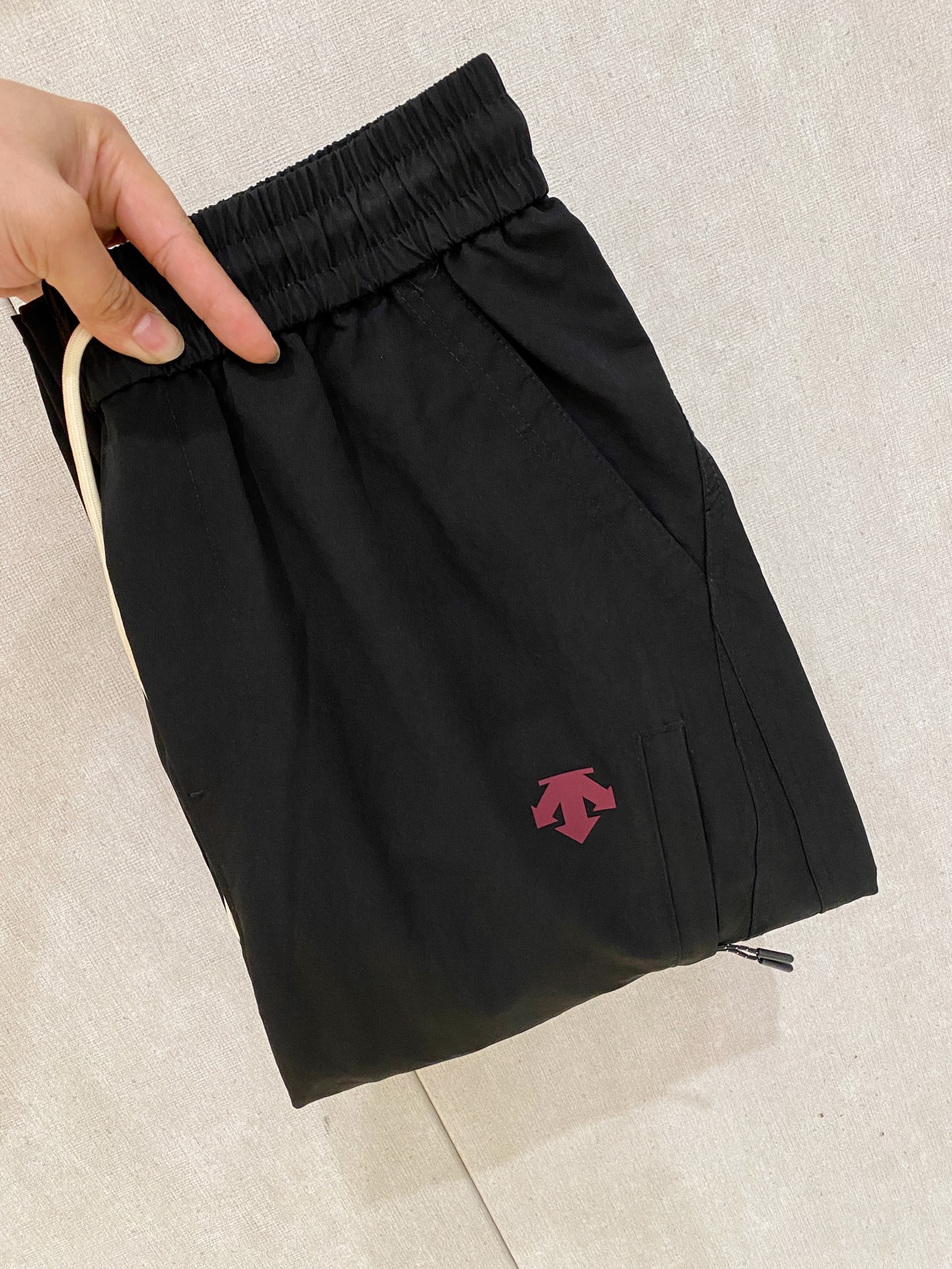 迪桑特 春夏新款 26ss休闲裤金典再次出现，原单订制高品质时尚休闲裤。超级百搭款。独家定制面料，挺阔有