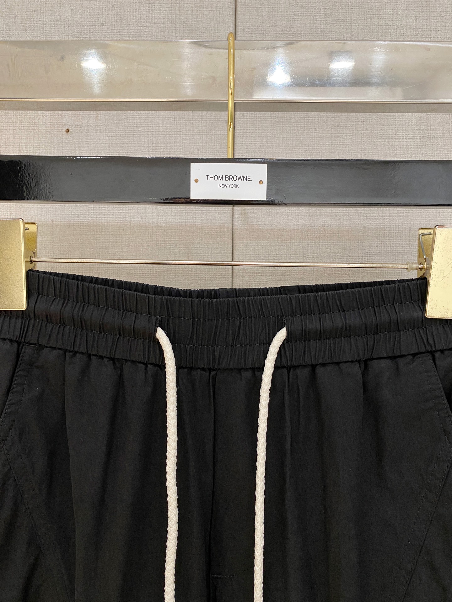 巴黎世家 春夏新款 26ss休闲裤金典再次出现，原单订制高品质时尚休闲裤。超级百搭款。独家定制面料，挺阔
