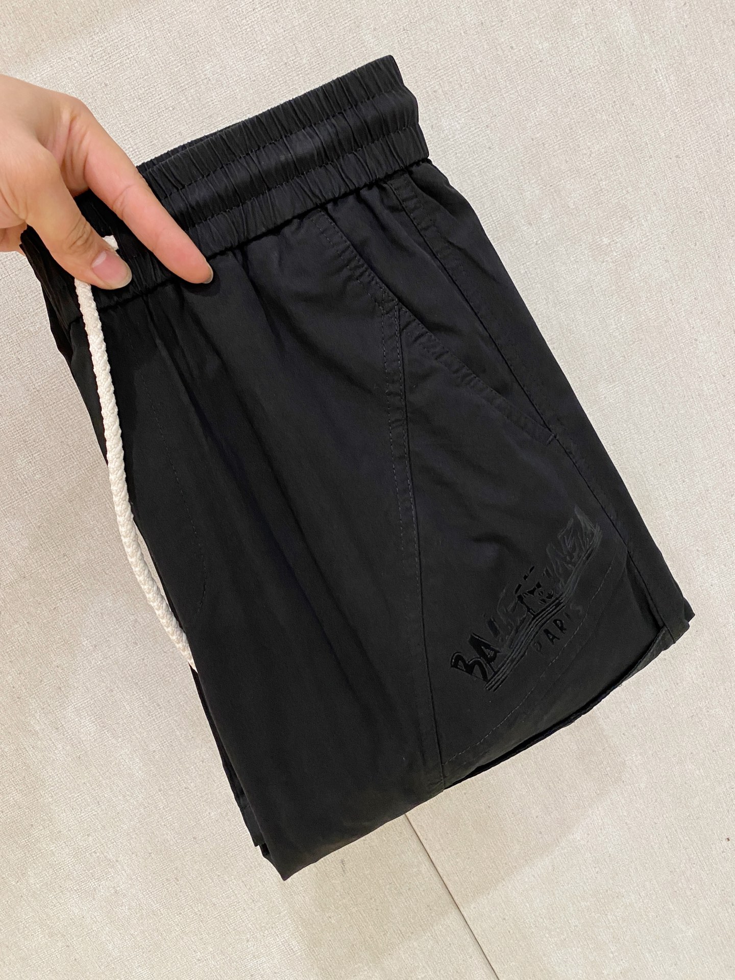 巴黎世家 春夏新款 26ss休闲裤金典再次出现，原单订制高品质时尚休闲裤。超级百搭款。独家定制面料，挺阔