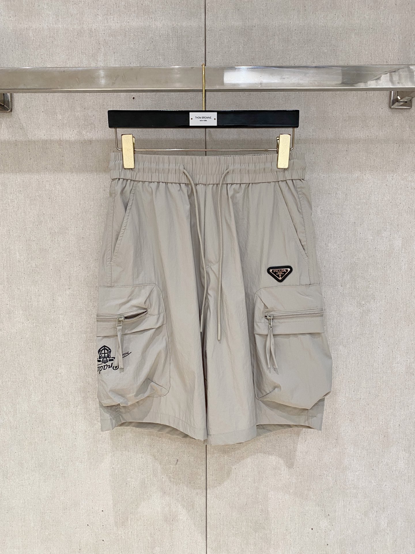 NO:846629,Prada 2025 new summer men's casual shorts, advanced custom-made fabrics, breathable, elastic and extremely comfortable, with impeccable details, top-grade accessories, original logo design concept, delicate and soft feel!  The upper body fit is awesome!  Size M-3Xl,,prada,shorts,19860909普拉达 2025夏季新款男士休闲短裤,高级定制面料 透气弹力舒适度极高,细节无可挑剔,顶级辅料配备,原版logo设计理念,手感细腻柔软！上身版型超赞！尺码M-3Xl,,prada,shorts,,Men's clothing
