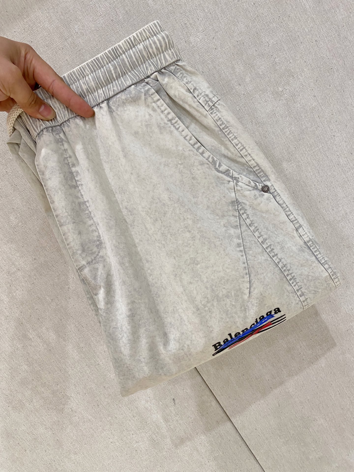 NO:846631,Balenciaga spring and summer new model 26ss casual pants golden classic appears again, original order high-quality fashionable casual pants. Super versatile style. Exclusive custom-made fabric, very wide and stylish, close-fitting and comfortable. The latest hardware accessories from the original custom counter. Super beautiful shape, the upper body shows slender legs, the lining and routing are impeccable, you can attend any occasion, and once again emphasize that the fabric is very, very classy! Size M-3Xl,,balenciaga,19860909巴黎世家 春夏新款 26ss休闲裤金典再次出现,原单订制高品质时尚休闲裤.超级百搭款.独家定制面料,挺阔有型,贴身舒适.原版定制专柜最新五金辅料.超靓版型、上身显腿修长,內里,走线都无可挑剔,任何场合都可出席,再次强调面料非常非常显档次！码数 M-3Xl,,balenciaga,,Men's clothing