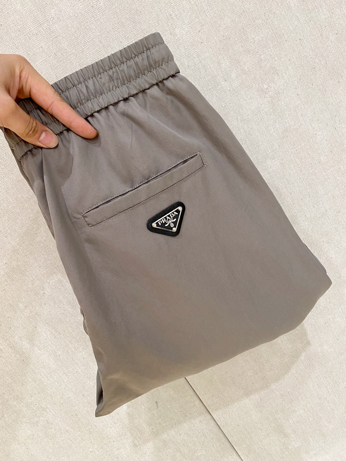NO:846634,Prada's new spring and summer 26ss casual pants golden classic appears again, original order high-quality fashionable casual pants. Super versatile style. Exclusive custom-made fabric, very wide and stylish, close-fitting and comfortable. The latest hardware accessories from the original custom counter. Super beautiful shape, the upper body shows slender legs, the lining and routing are impeccable, you can attend any occasion, and once again emphasize that the fabric is very, very classy! Size M-3Xl,,prada,19860909普拉达 春夏新款 26ss休闲裤金典再次出现,原单订制高品质时尚休闲裤.超级百搭款.独家定制面料,挺阔有型,贴身舒适.原版定制专柜最新五金辅料.超靓版型、上身显腿修长,內里,走线都无可挑剔,任何场合都可出席,再次强调面料非常非常显档次！码数 M-3Xl,,prada,,Men's clothing