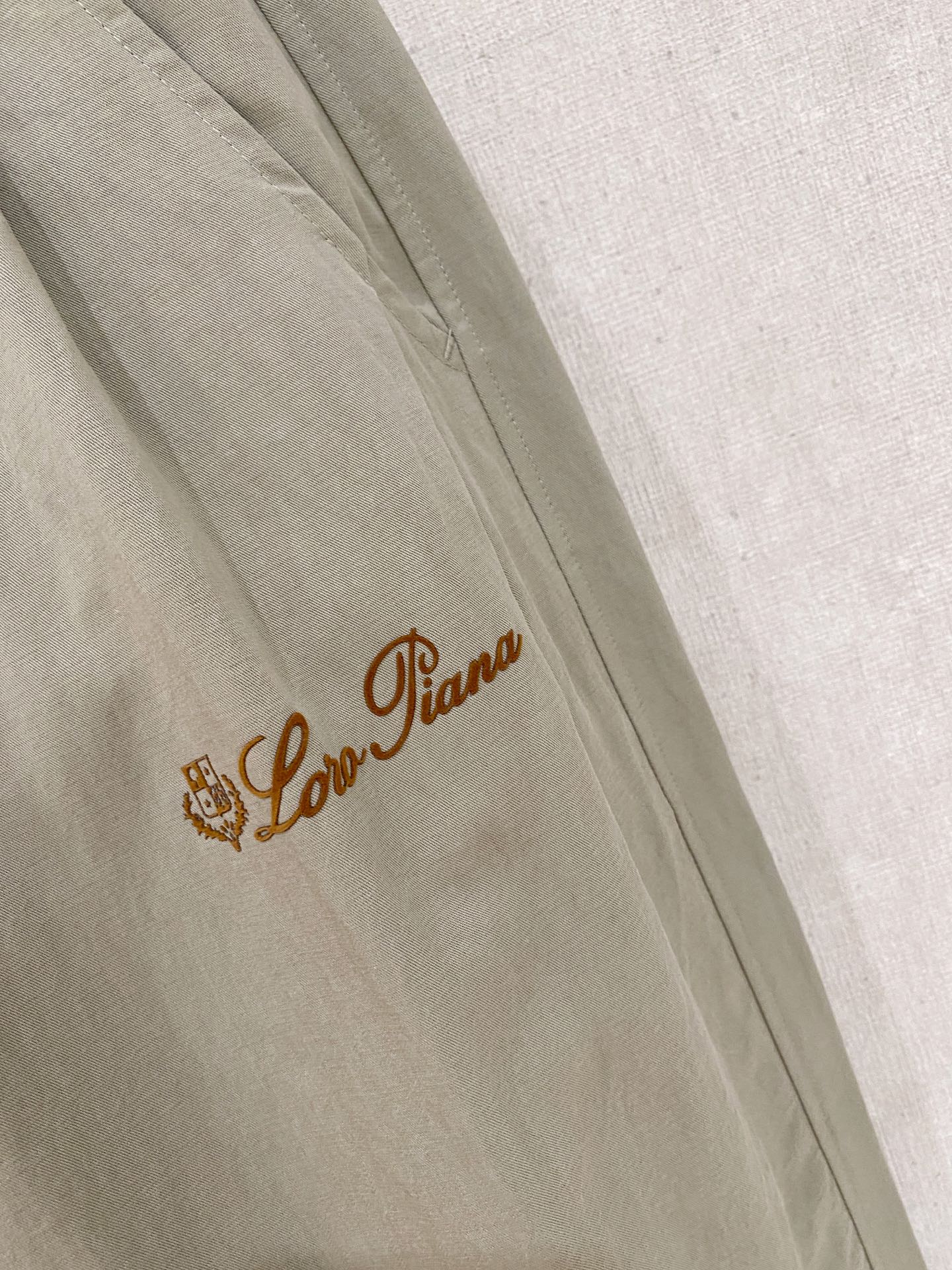 Loro Piana 春夏新款 26ss休闲裤金典再次出现，原单订制高品质时尚休闲裤。超级百搭款。独家定