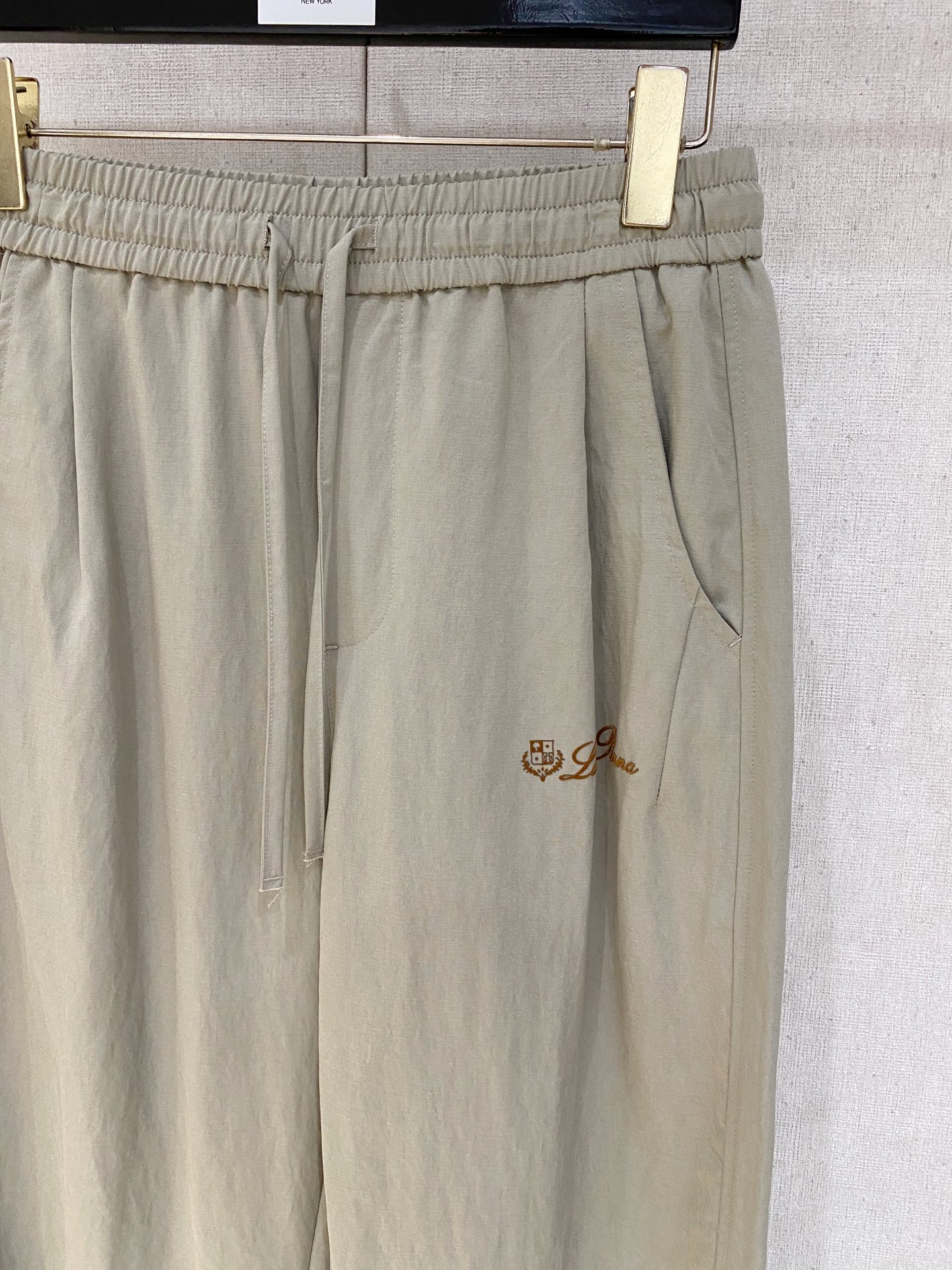 Loro Piana 春夏新款 26ss休闲裤金典再次出现，原单订制高品质时尚休闲裤。超级百搭款。独家定
