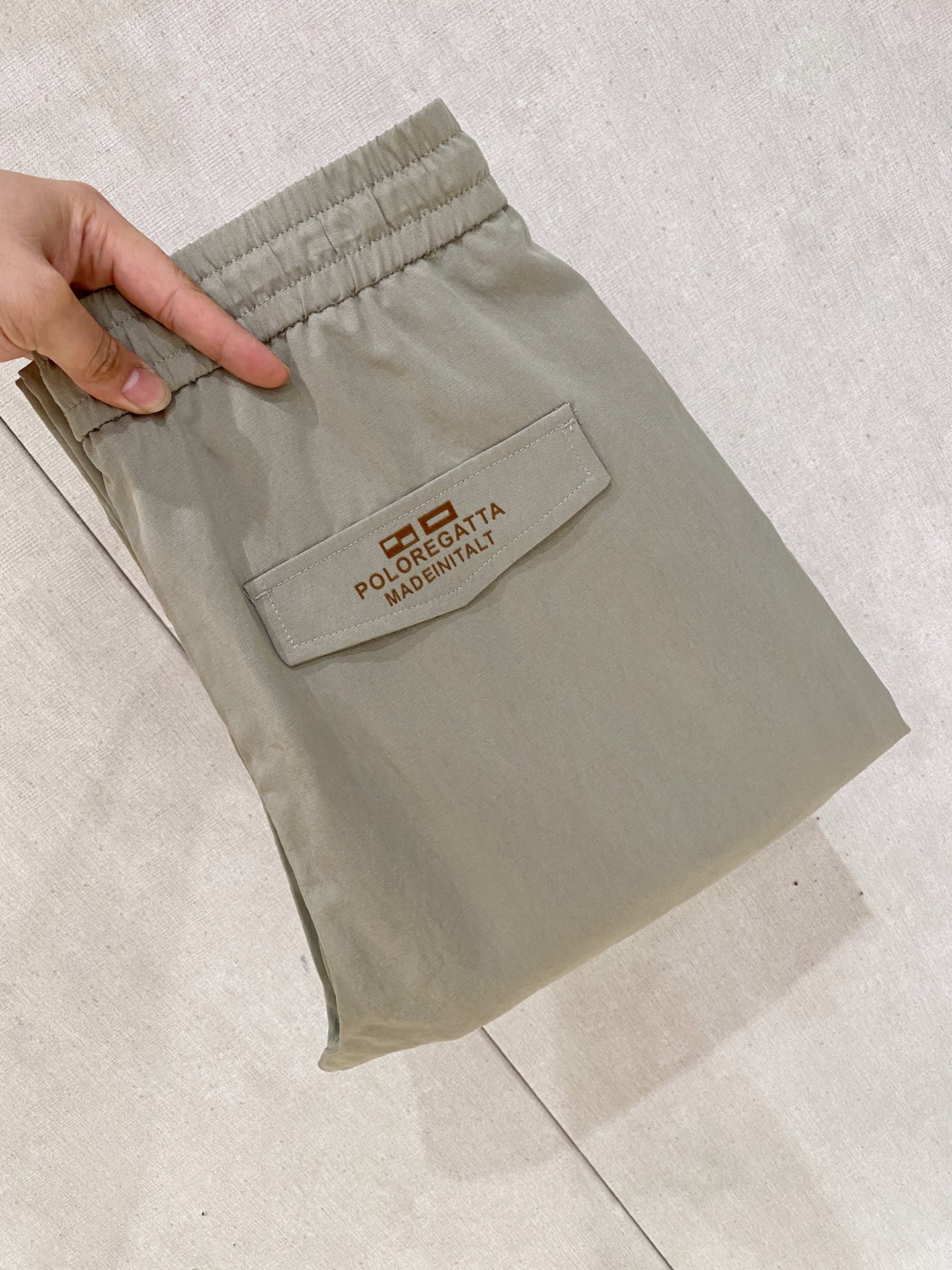 NO:846614,LP's new spring and summer 26ss casual pants golden classic appears again, original order high-quality fashionable casual pants. Super versatile style. Exclusive customized fabric, very wide and stylish, close-fitting and comfortable. Original custom counter latest hardware accessories. Super beautiful version, upper body shows slender legs, lining and routing are impeccable, can be attended in any occasion, once again emphasize that the fabric is very, very classy! Size M-3Xl,,loro piana,19860909LP 春夏新款 26ss休闲裤金典再次出现,原单订制高品质时尚休闲裤.超级百搭款.独家定制面料,挺阔有型,贴身舒适.原版定制专柜最新五金辅料.超靓版型、上身显腿修长,內里,走线都无可挑剔,任何场合都可出席,再次强调面料非常非常显档次！码数 M-3Xl,,loro piana,,Men's clothing