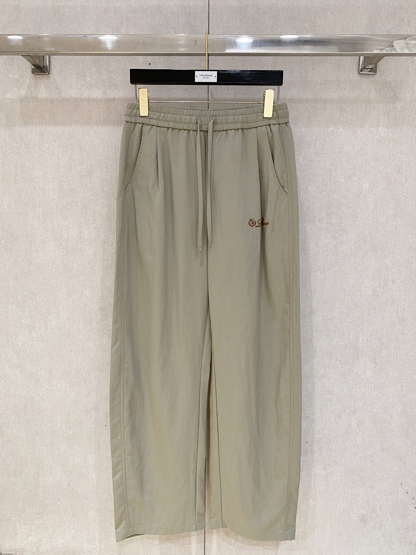 Loro Piana 春夏新款 26ss休闲裤金典再次出现，原单订制高品质时尚休闲裤。超级百搭款。独家定