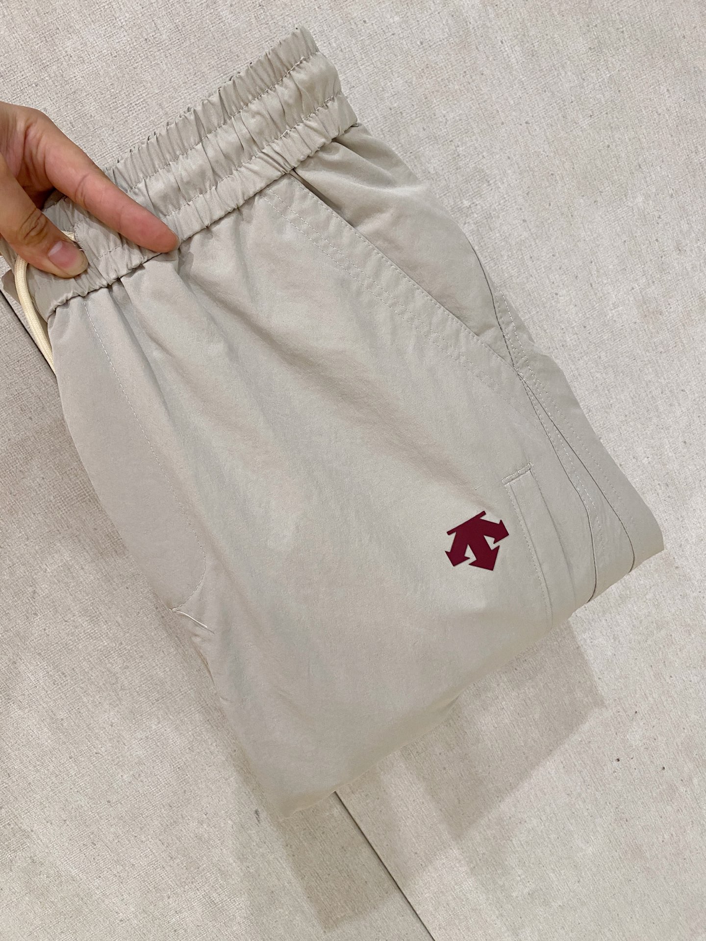 NO:846616,Descente's new spring and summer 26ss casual pants golden classic appears again, original order high-quality fashionable casual pants. Super versatile style. Exclusive customized fabric, very wide and stylish, close-fitting and comfortable. Original custom counter latest hardware accessories. Super beautiful version, the upper body shows slender legs, the lining and routing are impeccable, you can attend any occasion, and once again emphasize that the fabric is very, very classy! Code number M-3Xl,,19860909迪桑特 春夏新款 26ss休闲裤金典再次出现,原单订制高品质时尚休闲裤.超级百搭款.独家定制面料,挺阔有型,贴身舒适.原版定制专柜最新五金辅料.超靓版型、上身显腿修长,內里,走线都无可挑剔,任何场合都可出席,再次强调面料非常非常显档次！码数 M-3Xl,,,Men's clothing