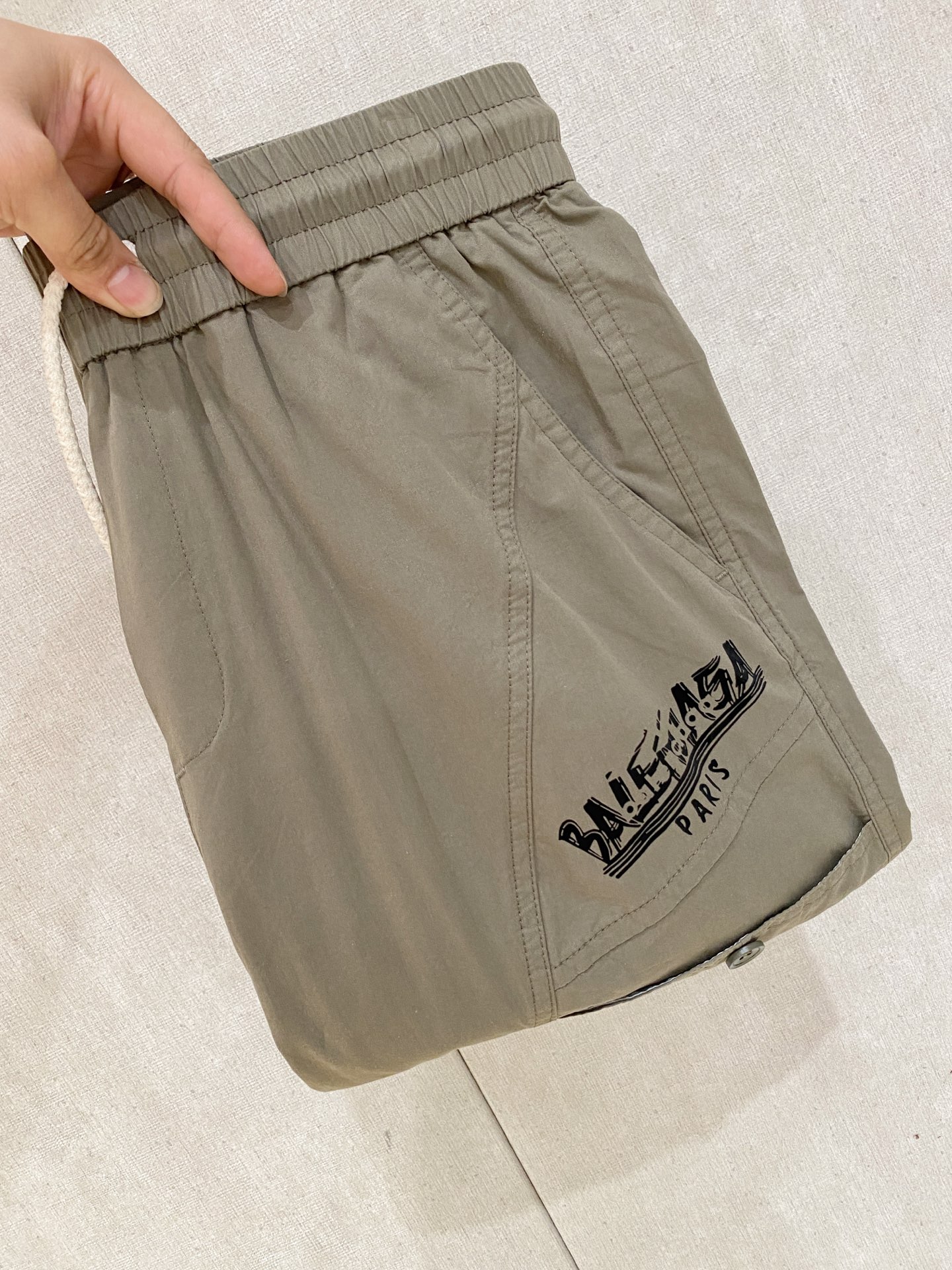 NO:846618,Balenciaga spring and summer new model 26ss casual pants golden classic appears again, original order high-quality fashionable casual pants. Super versatile style. Exclusive custom-made fabric, very wide and stylish, close-fitting and comfortable. The latest hardware accessories from the original custom counter. Super beautiful shape, the upper body shows slender legs, the lining and routing are impeccable, you can attend any occasion, and once again emphasize that the fabric is very, very classy! Size M-3Xl,,balenciaga,19860909巴黎世家 春夏新款 26ss休闲裤金典再次出现,原单订制高品质时尚休闲裤.超级百搭款.独家定制面料,挺阔有型,贴身舒适.原版定制专柜最新五金辅料.超靓版型、上身显腿修长,內里,走线都无可挑剔,任何场合都可出席,再次强调面料非常非常显档次！码数 M-3Xl,,balenciaga,,Men's clothing