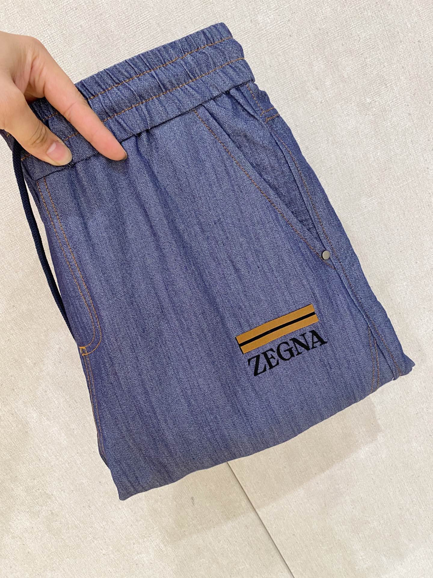 NO:846620,Ermenegildo Zegna's spring and summer new style 26ss casual pants are here again. Original custom-made high-quality fashionable casual pants. Super versatile. Exclusively customized fabrics, very wide and stylish, close-fitting and comfortable. The latest hardware accessories from the original custom counter. Super beautiful shape, the upper body shows slender legs, and the lining and routing are impeccable. They can be attended on any occasion. Once again, the fabric is very, very classy! Size M-3Xl,,zegna,19860909杰尼亚 春夏新款 26ss休闲裤金典再次出现,原单订制高品质时尚休闲裤.超级百搭款.独家定制面料,挺阔有型,贴身舒适.原版定制专柜最新五金辅料.超靓版型、上身显腿修长,內里,走线都无可挑剔,任何场合都可出席,再次强调面料非常非常显档次！码数 M-3Xl,,zegna,,Men's clothing