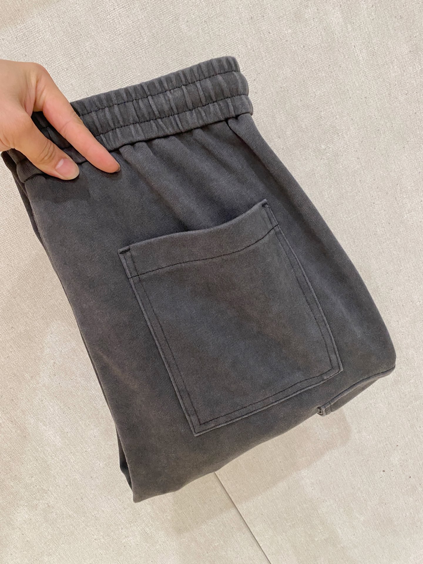 NO:849753,Balenciaga spring and summer new model 26ss casual pants golden classic appears again, original order high-quality fashionable casual pants. Super versatile style. Exclusive custom-made fabric, very wide and stylish, close-fitting and comfortable. The latest hardware accessories from the original custom counter. Super beautiful shape, the upper body shows slender legs, the lining and routing are impeccable, you can attend any occasion, and once again emphasize that the fabric is very, very classy! Code number 29-36 No 35,,balenciaga,19860909巴黎世家 春夏新款 26ss休闲裤金典再次出现,原单订制高品质时尚休闲裤.超级百搭款.独家定制面料,挺阔有型,贴身舒适.原版定制专柜最新五金辅料.超靓版型、上身显腿修长,內里,走线都无可挑剔,任何场合都可出席,再次强调面料非常非常显档次！码数 29-36 无35,,balenciaga,,Men's clothing