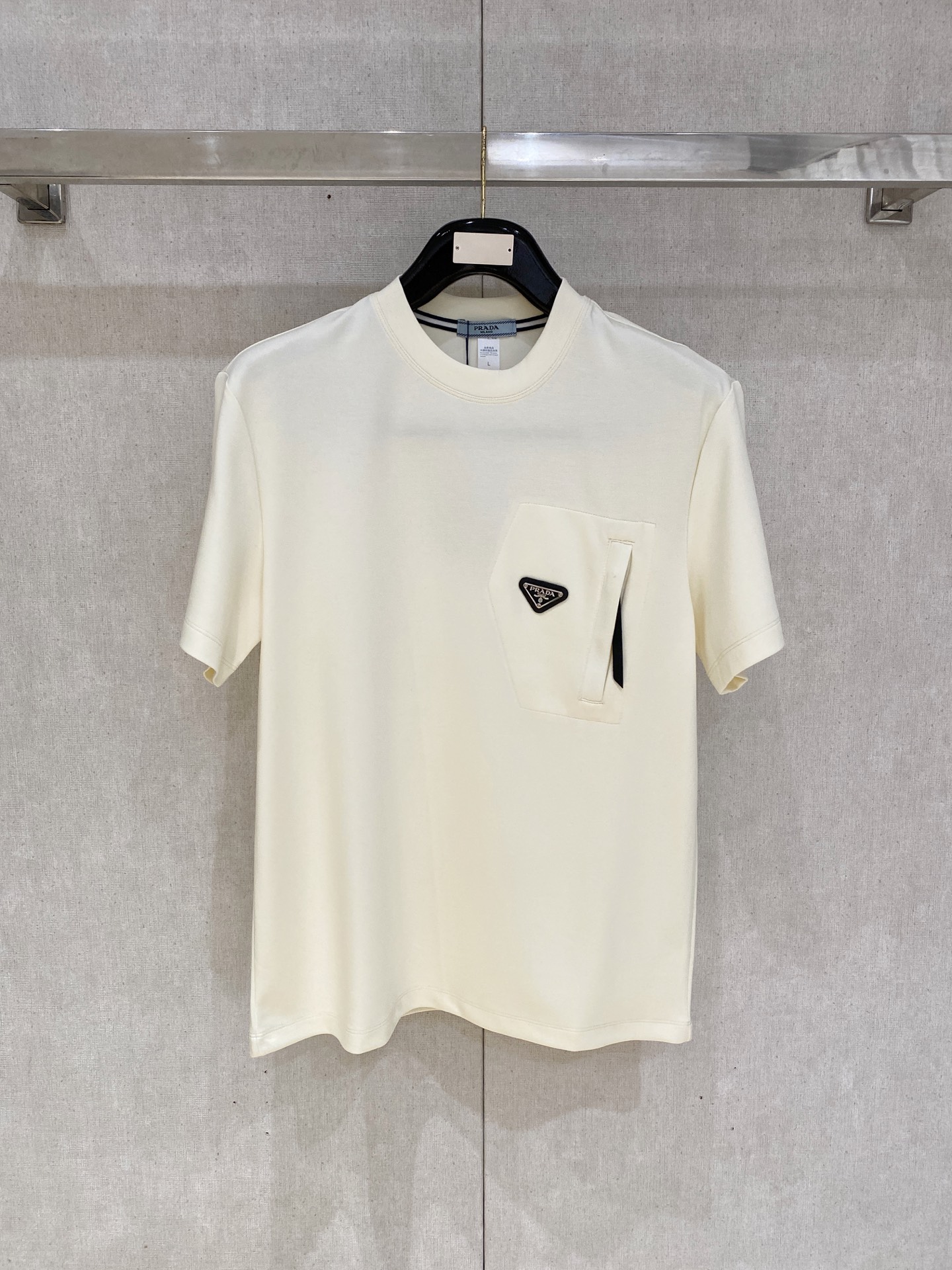NO:849756,Prada 2026 new pure cotton men's casual bottoming short-sleeved T-shirt!  High-end customization, high version, fashionable and versatile, loose version, original imported cotton fabric, threaded cuffs, collar and hem, super soft and delicate to the touch, skin-friendly and comfortable to wear, high-end boutique. Avant-garde style, charming and comfortable, great upper body, essential items for men, three complete standards, sizes M-4XL, prada, T-shirt, tees, t-shirt,19860909普拉达 2026 新款纯棉男士休闲打底短袖T恤！高端定制 高版本 时尚百搭爆款宽松版型原版进口纯棉面料 螺纹袖口.领口衣摆 手感超柔软细腻 穿着亲肤舒适 高端精品.前卫风格魅力舒适, 上身非常赞 男士必备单品 三标齐全 尺码M-4XL,,prada,T-shirt,tees，t-shirt,,Men's clothing