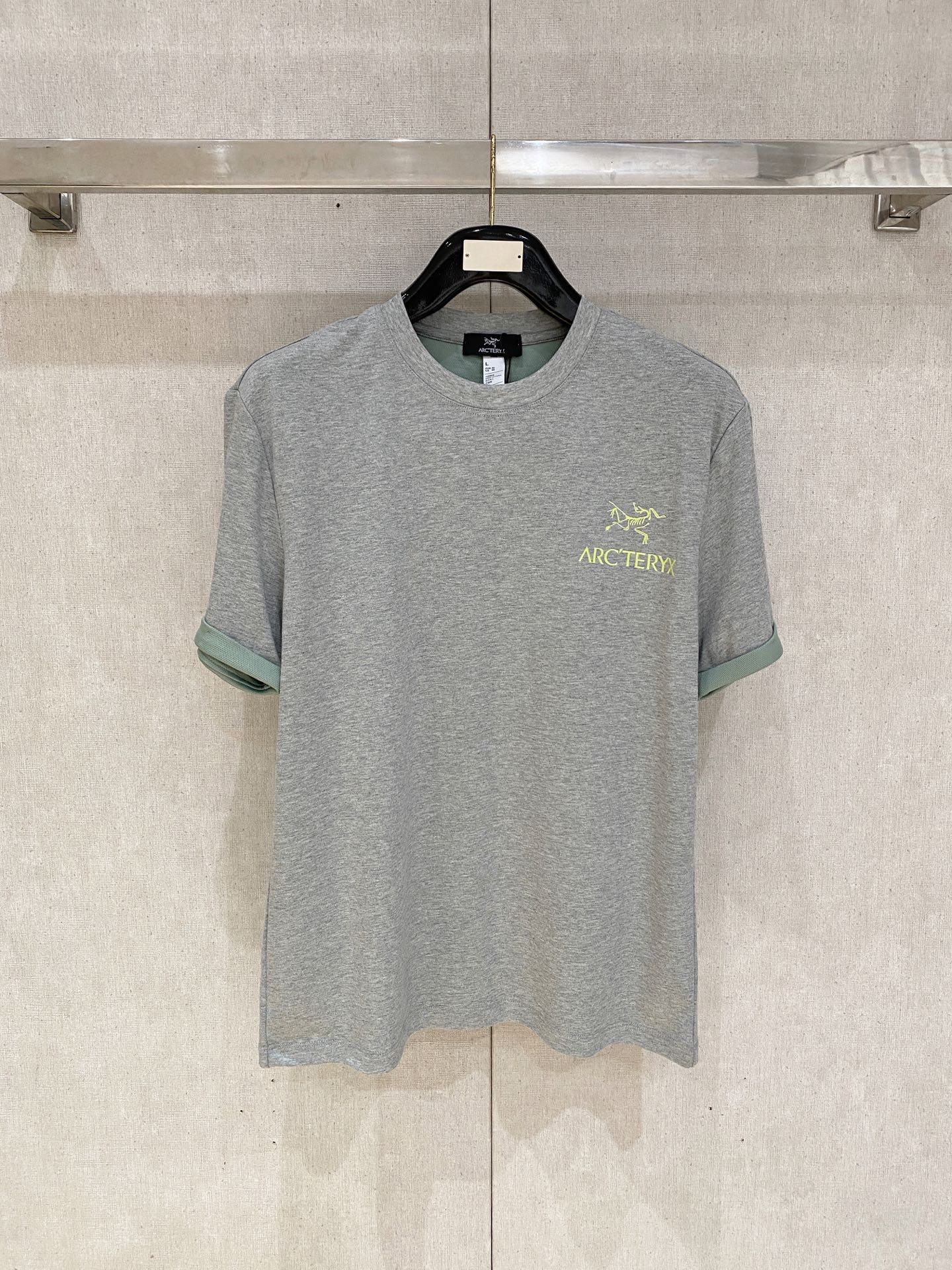 NO:849759,Arc'teryx 2026 new pure cotton men's casual bottoming short-sleeved T-shirt!  High-end customization, high version, fashionable and versatile, loose version, original imported cotton fabric, threaded cuffs, collar and hem, super soft and delicate to the touch, skin-friendly and comfortable to wear, high-end boutique. Avant-garde style, charming and comfortable, great upper body, essential items for men, complete with three standards, sizes M-4XL, arc'teryx, T-shirt, tees, t-shirt,19860909始祖鸟 2026 新款纯棉男士休闲打底短袖T恤！高端定制 高版本 时尚百搭爆款宽松版型原版进口纯棉面料 螺纹袖口.领口衣摆 手感超柔软细腻 穿着亲肤舒适 高端精品.前卫风格魅力舒适, 上身非常赞 男士必备单品 三标齐全 尺码M-4XL,arc'teryx,T-shirt,tees，t-shirt,,Men's clothing