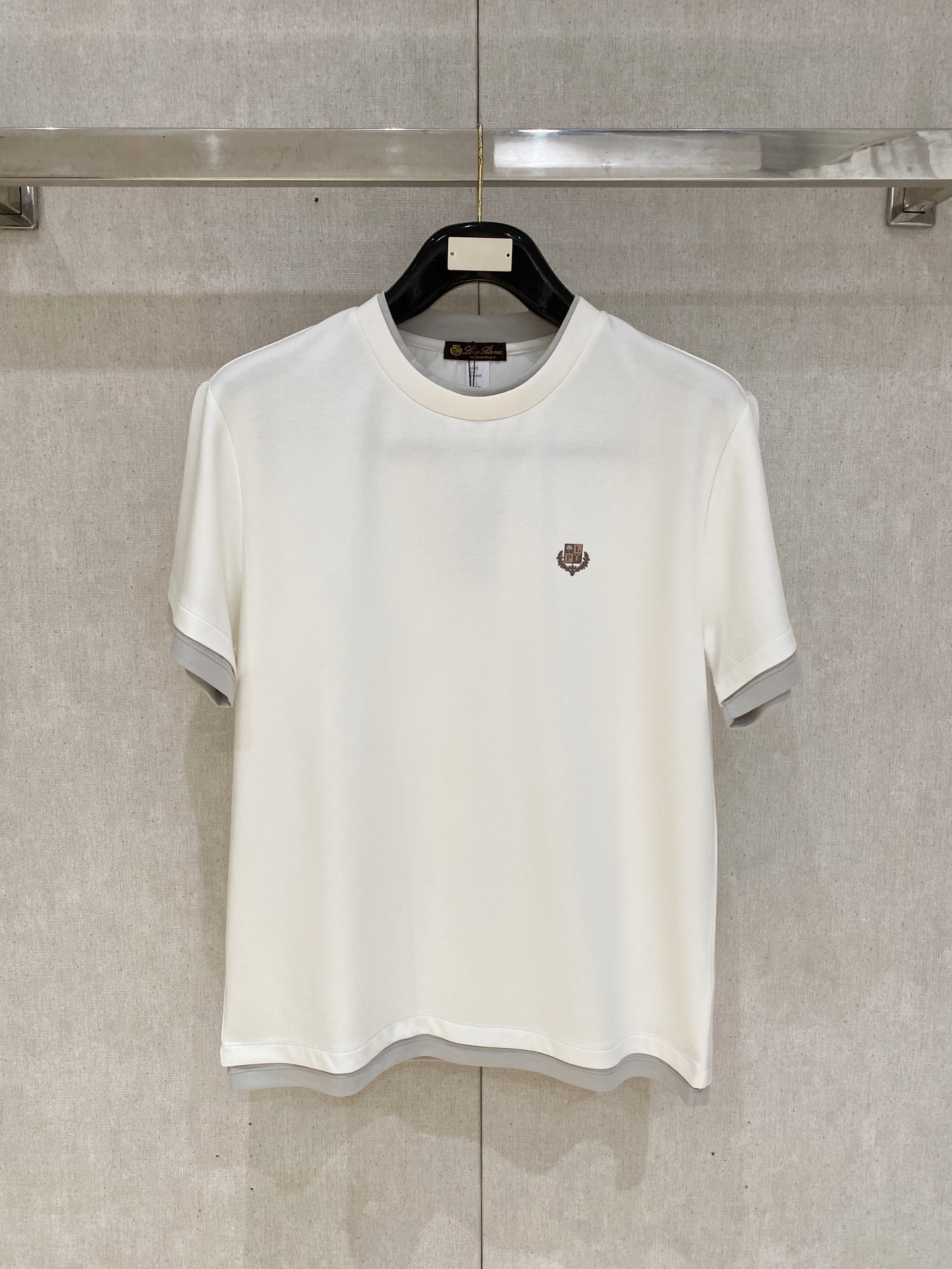 NO:849762,Lp 1916 new pure cotton men's casual bottoming short-sleeved T-shirt!  High-end customization, high version, fashionable and versatile, loose version, original imported cotton fabric, threaded cuffs, collar and hem, super soft and delicate to the touch, skin-friendly and comfortable to wear, high-end boutique. Avant-garde style, charming and comfortable, great upper body, essential items for men, complete with three standards, sizes M-4XL, loro piana, T-shirt, tees, t-shirt,19860909Lp 1916 新款纯棉男士休闲打底短袖T恤！高端定制 高版本 时尚百搭爆款宽松版型原版进口纯棉面料 螺纹袖口.领口衣摆 手感超柔软细腻 穿着亲肤舒适 高端精品.前卫风格魅力舒适, 上身非常赞 男士必备单品 三标齐全 尺码M-4XL,,loro piana,T-shirt,tees，t-shirt,,Men's clothing
