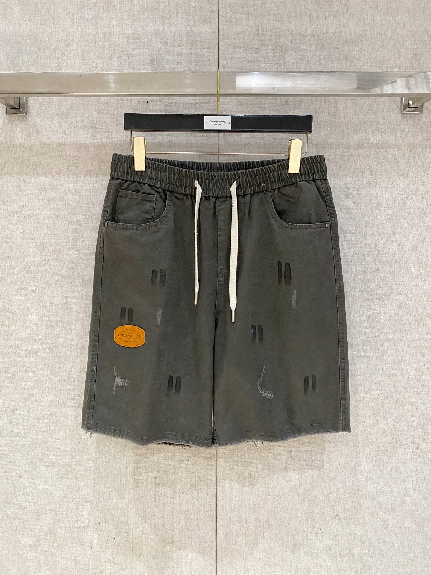 NO:849741,LV 2025 new summer men's casual shorts, advanced custom fabrics, extremely breathable, elastic and comfortable, with impeccable details, top-grade accessories, original logo design concept, delicate and soft feel!  The upper body fit is awesome!  Size 29-36 No 35,,louis vuitton,shorts,19860909LV 2025夏季新款男士休闲短裤,高级定制面料 透气弹力舒适度极高,细节无可挑剔,顶级辅料配备,原版logo设计理念,手感细腻柔软！上身版型超赞！尺码29-36 无35,,louis vuitton,shorts,,Men's clothing