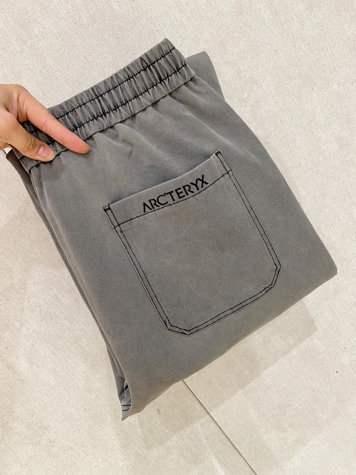 NO:849747,Arc'teryx spring and summer new model 26ss casual pants golden classic appears again, original order high-quality fashionable casual pants. Super versatile style. Exclusive customized fabric, very wide and stylish, close-fitting and comfortable. Original custom counter latest hardware accessories. Super beautiful version, upper body shows slender legs, lining and routing are impeccable, can be attended on any occasion, once again emphasize that the fabric is very, very classy! Code number 29-36 No 35,arc'teryx,19860909始祖鸟 春夏新款 26ss休闲裤金典再次出现,原单订制高品质时尚休闲裤.超级百搭款.独家定制面料,挺阔有型,贴身舒适.原版定制专柜最新五金辅料.超靓版型、上身显腿修长,內里,走线都无可挑剔,任何场合都可出席,再次强调面料非常非常显档次！码数 29-36 无35,arc'teryx,,Men's clothing