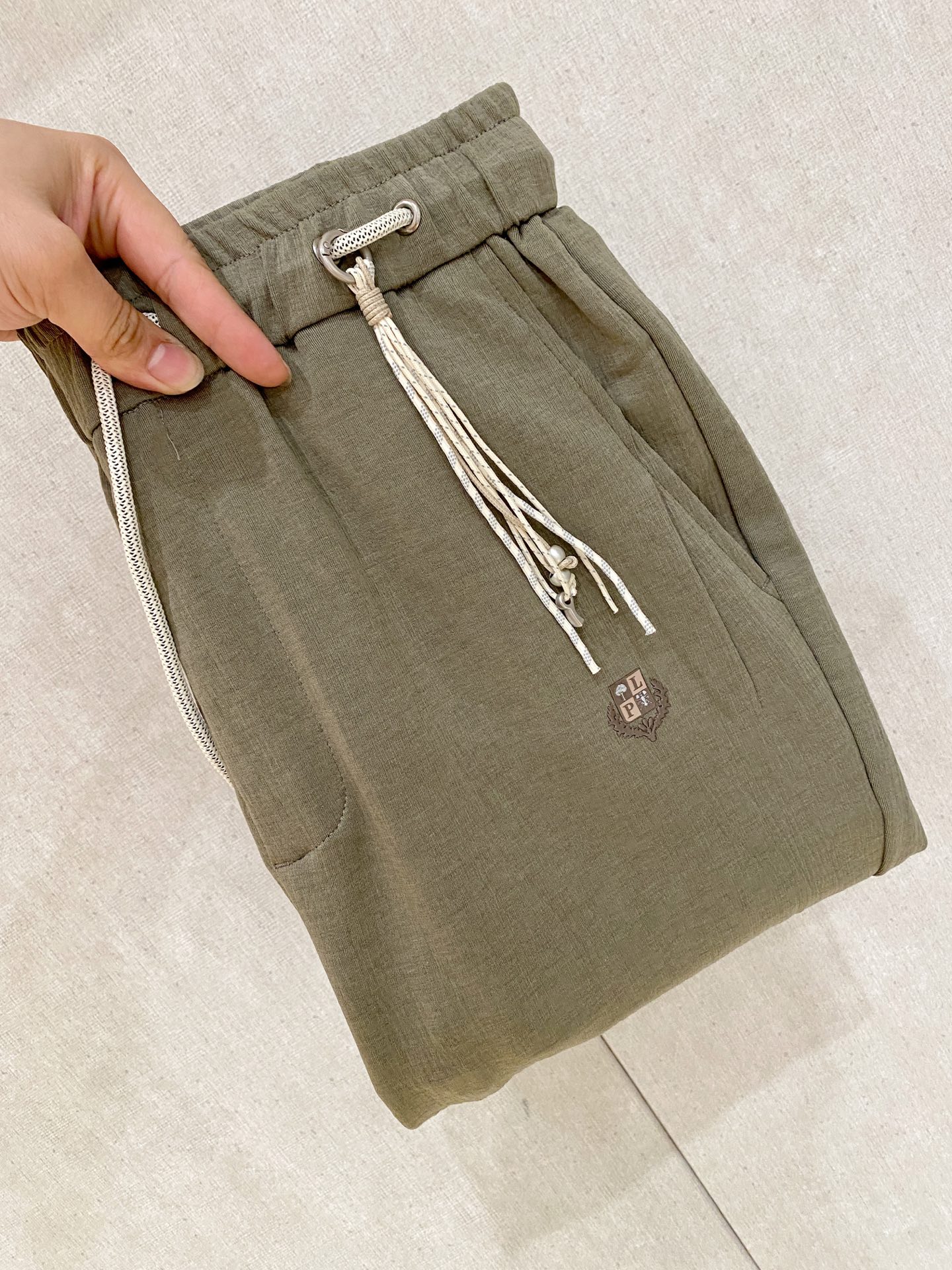 NO:849750,LP's new spring and summer 26ss casual pants golden classic appears again, original order high-quality fashionable casual pants. Super versatile style. Exclusive customized fabric, very wide and stylish, close-fitting and comfortable. Original custom counter latest hardware accessories. Super beautiful version, upper body shows slender legs, lining and routing are impeccable, can be attended in any occasion, once again emphasize that the fabric is very, very classy! Code number 29-36 No 35,,loro piana,19860909LP 春夏新款 26ss休闲裤金典再次出现,原单订制高品质时尚休闲裤.超级百搭款.独家定制面料,挺阔有型,贴身舒适.原版定制专柜最新五金辅料.超靓版型、上身显腿修长,內里,走线都无可挑剔,任何场合都可出席,再次强调面料非常非常显档次！码数 29-36 无35,,loro piana,,Men's clothing