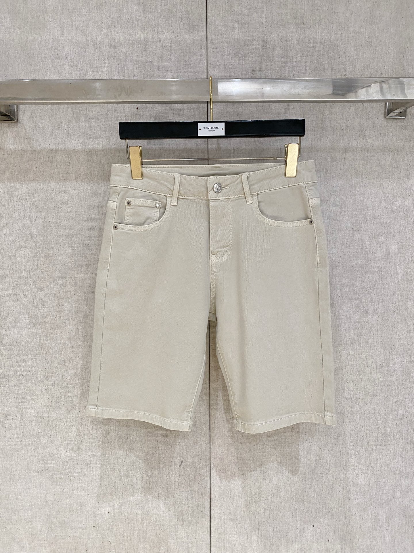 NO:849462,BV Bottega Veneta's 2026 summer shorts newly launch new men's thin denim shorts!  Heavy-duty washed denim fabric, customized fabric is softer and more comfortable than ordinary denim fabric!  Super-heavy industrial washing process and double process washing. The whole pair of pants has a comfortable feel, and the fineness and breathability are top-notch. All hardware brand logos are custom-made, and the materials are selected with the best attributes. The fabric has good elasticity and great comfort!  The low-key design style is simple and elegant. The repurchase rate is very high. The code number is 28-36 and less than 35. 4 color options,,bottega veneta,bottega veneta,shorts,19860909BV葆蝶家2026夏季短裤最新推出男士薄款牛仔短裤新品！重工水洗牛仔面料,定制面料和一般牛仔布料比起来,更加柔软舒适！超重工洗水工艺 双工艺洗水 整条裤子,手感舒适,细腻程度与透气效果堪称顶级,所有的五金品牌logo都是专模定做,材质都是选最好的属性.面料的弹性很好,舒适性非常棒！低调设计风格简洁大方.回购率极高.码数28-36 没35 4色选,,bottega veneta,bottega veneta,shorts,,Men's clothing