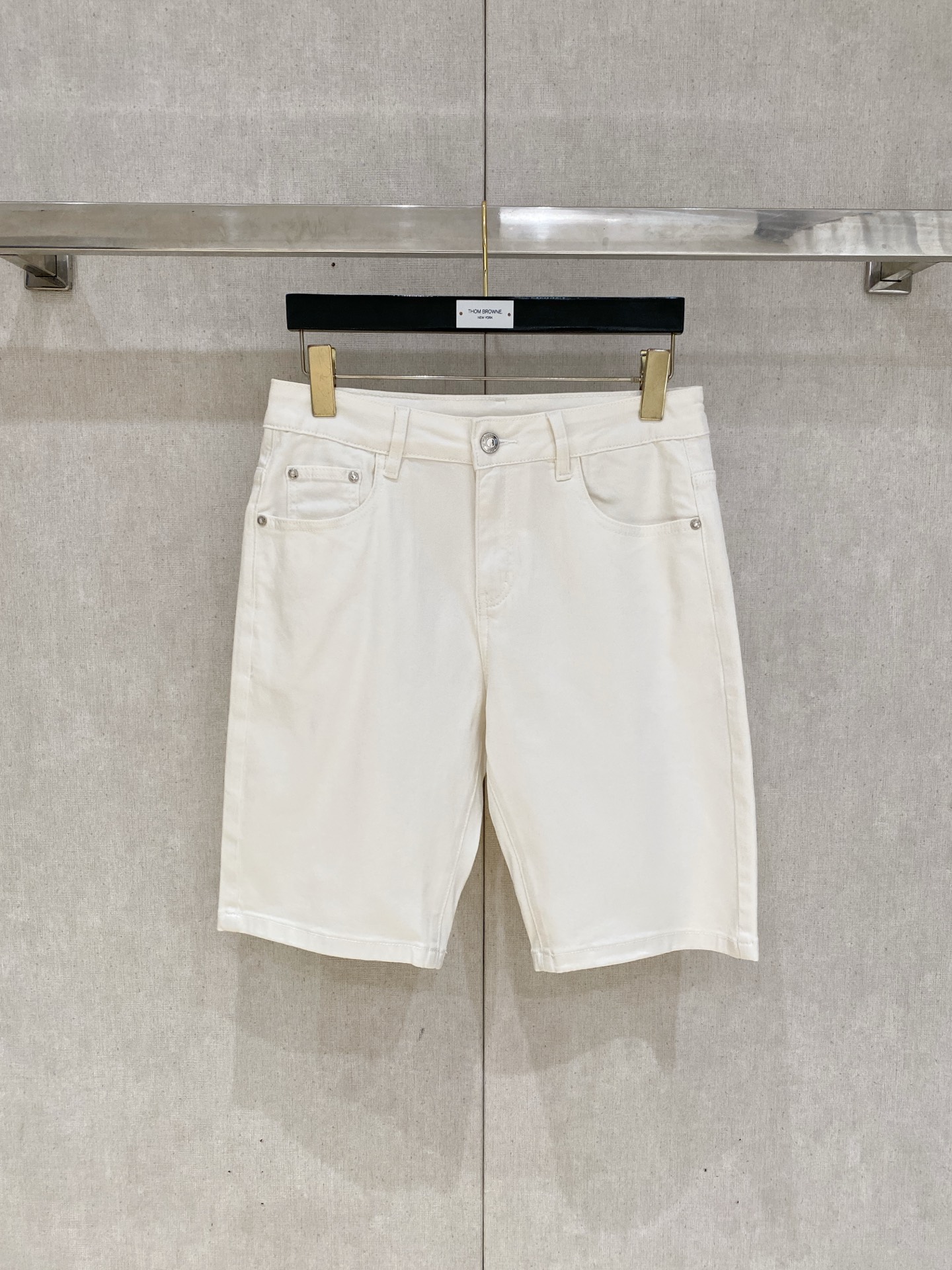 NO:849465,Brunello Cucinelli's 2026 summer shorts are the latest new men's thin denim shorts!  Heavy-duty washed denim fabric, customized fabric is softer and more comfortable than ordinary denim fabric!  Super-heavy industrial washing process and double process washing. The whole pair of pants has a comfortable feel, and the fineness and breathability are top-notch. All hardware brand logos are custom-made, and the materials are selected with the best attributes. The fabric has good elasticity and great comfort!  The low-key design style is simple and elegant. The repurchase rate is very high. The code number is 28-36 and not 35. 4 color options, brunello cucinelli, shorts,19860909Brunello Cucinelli2026夏季短裤最新推出男士薄款牛仔短裤新品！重工水洗牛仔面料,定制面料和一般牛仔布料比起来,更加柔软舒适！超重工洗水工艺 双工艺洗水 整条裤子,手感舒适,细腻程度与透气效果堪称顶级,所有的五金品牌logo都是专模定做,材质都是选最好的属性.面料的弹性很好,舒适性非常棒！低调设计风格简洁大方.回购率极高.码数28-36 没35 4色选,,brunello cucinelli,shorts,,Men's clothing
