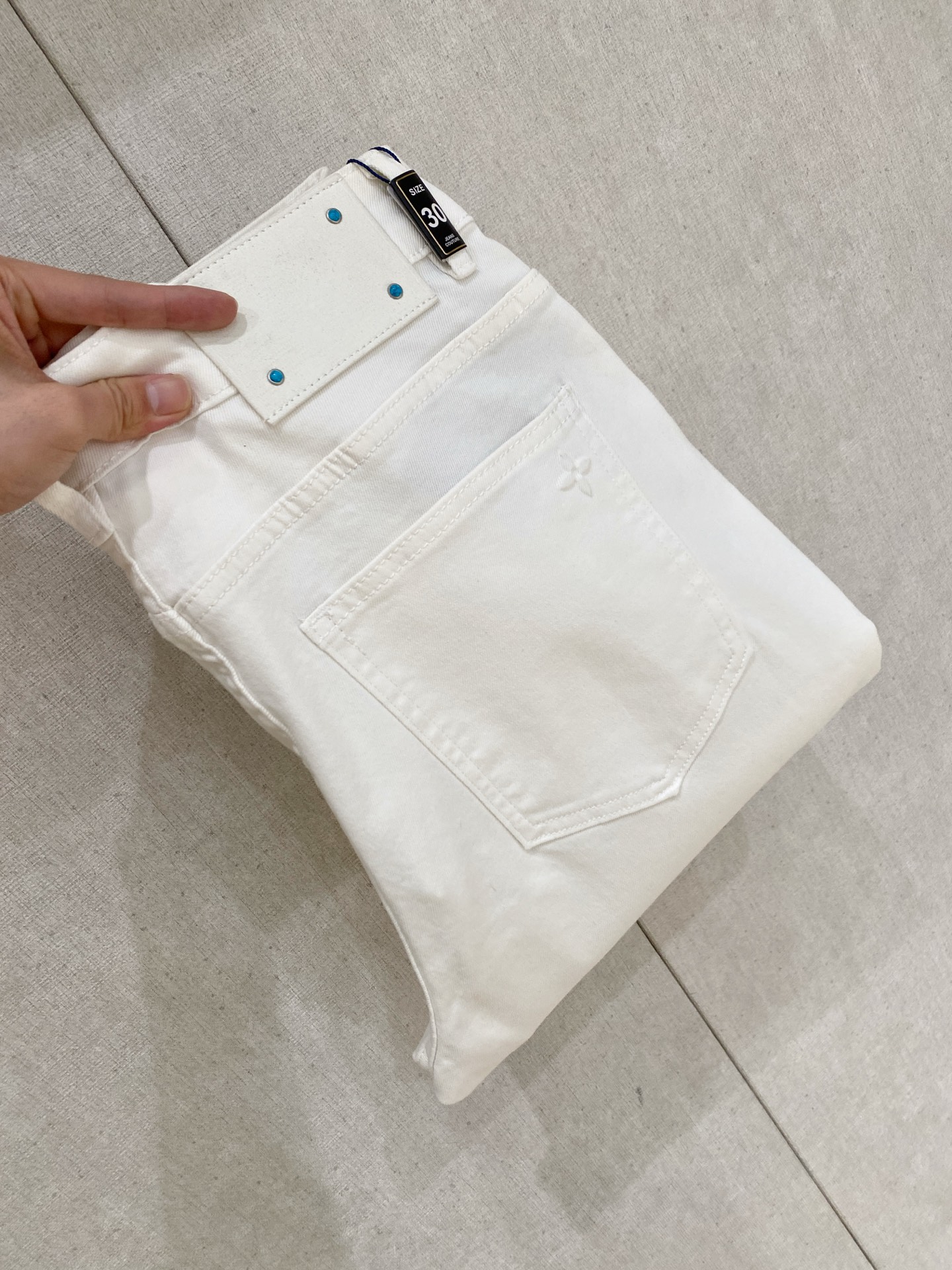 NO:849459,LV Louis Vuitton launches new men’s thin jeans for summer 2026!  Heavy-duty washed denim fabric, customized fabric is softer and more comfortable than ordinary denim fabric!  Super-heavy industrial washing process and double process washing. The whole pair of pants has a comfortable feel, and the fineness and breathability are top-notch. All hardware brand logos are custom-made, and the materials are selected with the best attributes. The fabric has good elasticity and great comfort!  The low-key design style is simple and elegant. The repurchase rate is extremely high. The code number is 28-36 and less than 35,,louis vuitton,louis vuitton,jeans,19860909LV路易威登2026夏季最新推出男士薄款牛仔裤新品！重工水洗牛仔面料,定制面料和一般牛仔布料比起来,更加柔软舒适！超重工洗水工艺 双工艺洗水 整条裤子,手感舒适,细腻程度与透气效果堪称顶级,所有的五金品牌logo都是专模定做,材质都是选最好的属性.面料的弹性很好,舒适性非常棒！低调设计风格简洁大方.回购率极高.码数28-36 没35,,louis vuitton,louis vuitton,jeans,,Men's clothing