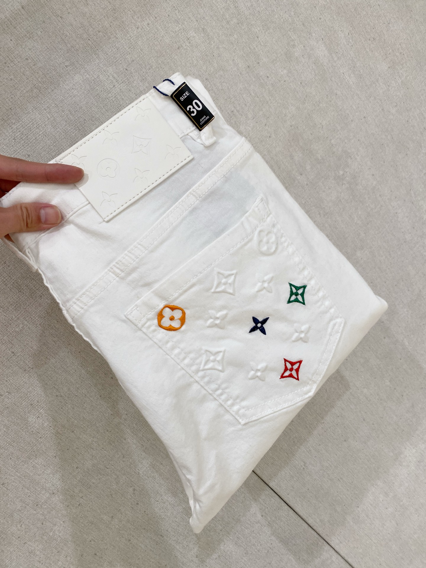NO:849453,LV Louis Vuitton launches new men’s thin jeans for summer 2026!  Heavy-duty washed denim fabric, customized fabric is softer and more comfortable than ordinary denim fabric!  Super-heavy industrial washing process and double process washing. The whole pair of pants has a comfortable feel, and the fineness and breathability are top-notch. All hardware brand logos are custom-made, and the materials are selected with the best attributes. The fabric has good elasticity and great comfort!  The low-key design style is simple and elegant. The repurchase rate is extremely high. The code number is 28-36 and less than 35,,louis vuitton,louis vuitton,jeans,19860909LV路易威登2026夏季最新推出男士薄款牛仔裤新品！重工水洗牛仔面料,定制面料和一般牛仔布料比起来,更加柔软舒适！超重工洗水工艺 双工艺洗水 整条裤子,手感舒适,细腻程度与透气效果堪称顶级,所有的五金品牌logo都是专模定做,材质都是选最好的属性.面料的弹性很好,舒适性非常棒！低调设计风格简洁大方.回购率极高.码数28-36 没35,,louis vuitton,louis vuitton,jeans,,Men's clothing