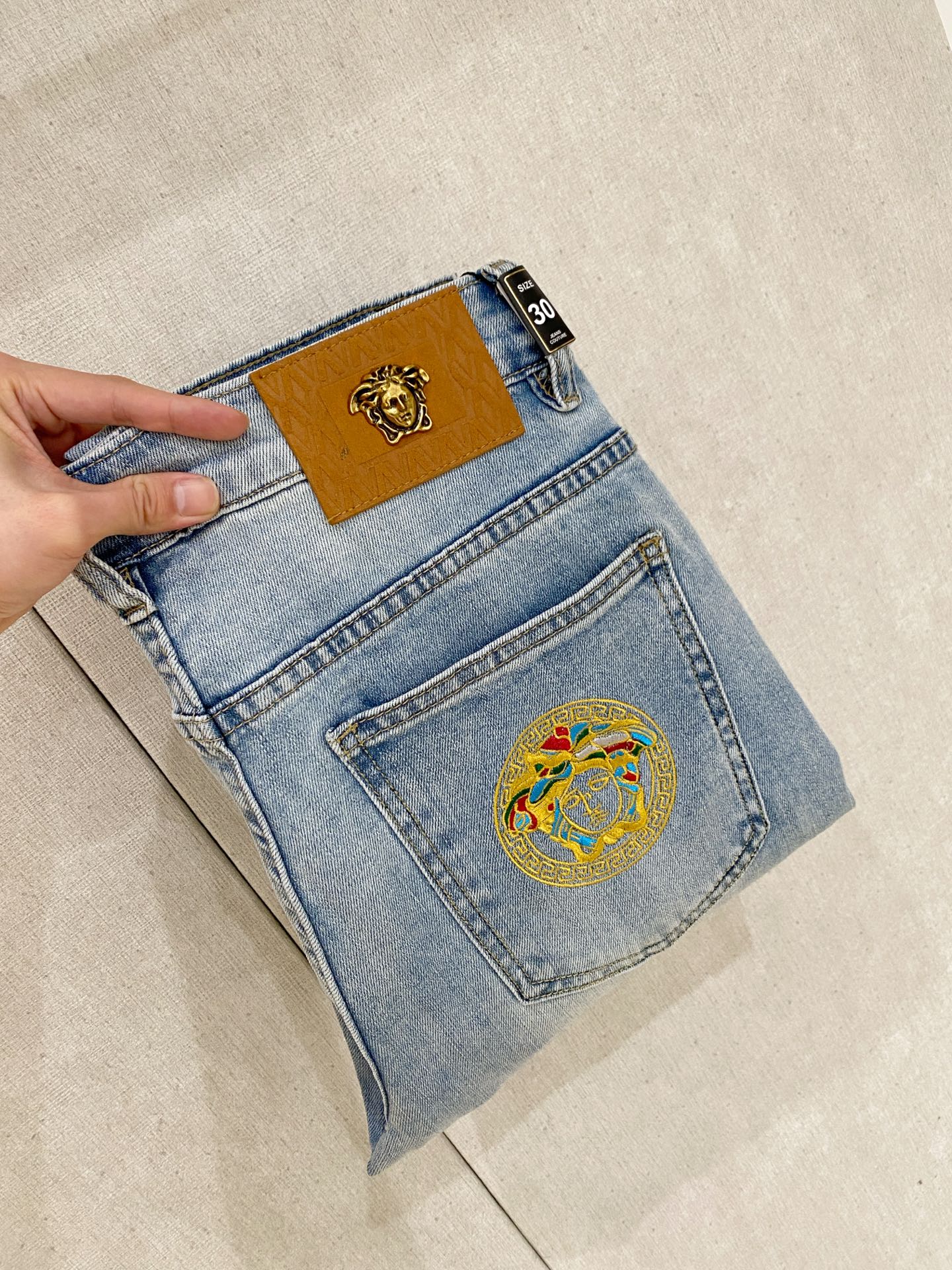 NO:849480,Versace launches new thin jeans for men in summer 2026!  Heavy-duty washed denim fabric, customized fabric is softer and more comfortable than ordinary denim fabric!  Super-heavy industrial washing process and double process washing. The whole pair of pants has a comfortable feel, and the fineness and breathability are top-notch. All hardware brand logos are custom-made, and the materials are selected with the best attributes. The fabric has good elasticity and great comfort!  The low-key design style is simple and elegant. The repurchase rate is extremely high. The code number is 28-36, not 35,,versace,versace,jeans,19860909Versace范思哲2026夏季最新推出男士薄款牛仔裤新品！重工水洗牛仔面料,定制面料和一般牛仔布料比起来,更加柔软舒适！超重工洗水工艺 双工艺洗水 整条裤子,手感舒适,细腻程度与透气效果堪称顶级,所有的五金品牌logo都是专模定做,材质都是选最好的属性.面料的弹性很好,舒适性非常棒！低调设计风格简洁大方.回购率极高.码数28-36 没35,,versace,versace,jeans,,Men's clothing