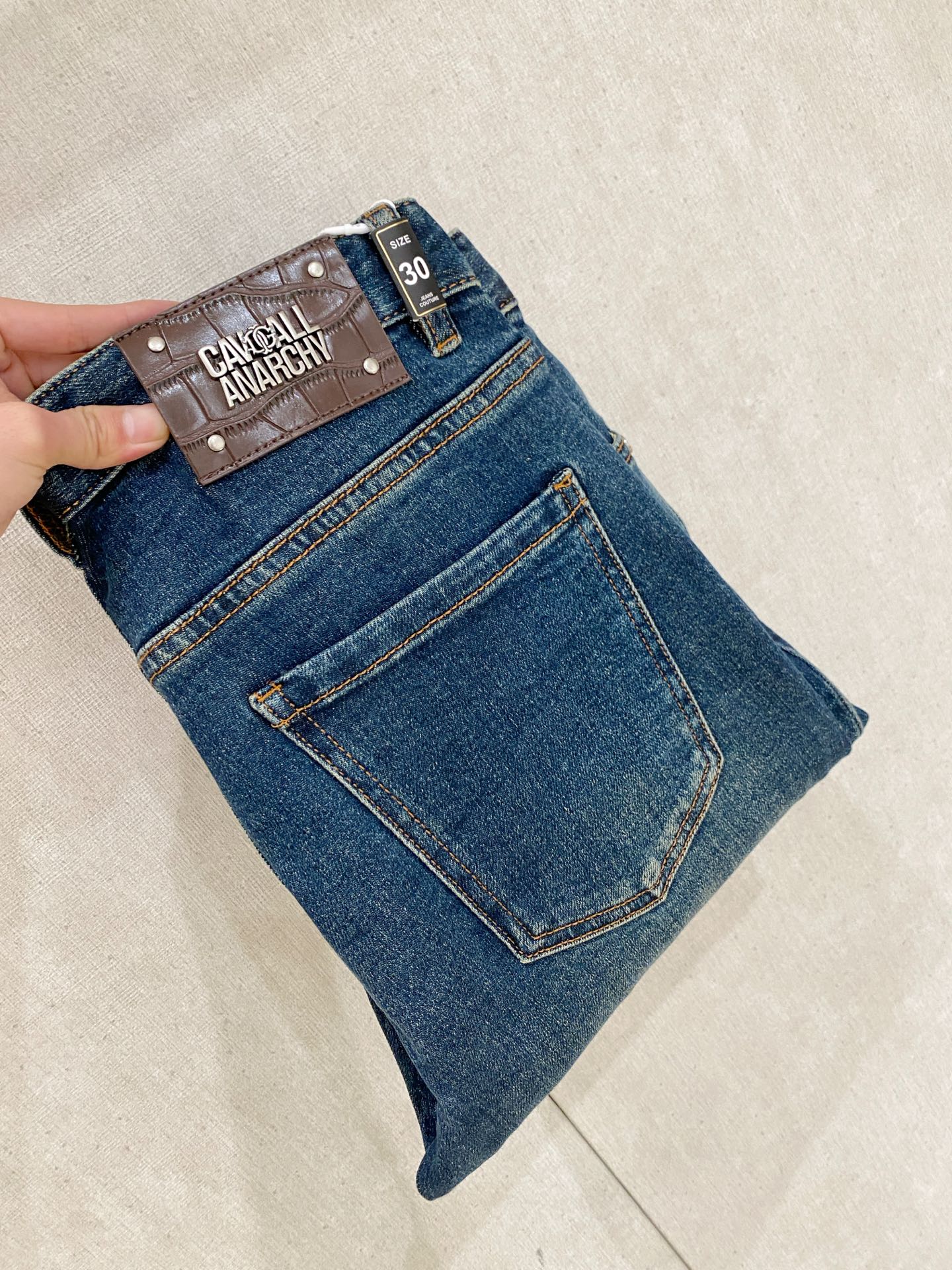 NO:849479,Just Cavalli Cavalli's latest new men's thin jeans for summer 2026!  Heavy-duty washed denim fabric, customized fabric is softer and more comfortable than ordinary denim fabric!  Super-heavy industrial washing process and double process washing. The whole pair of pants has a comfortable feel, and the fineness and breathability are top-notch. All hardware brand logos are custom-made, and the materials are selected with the best attributes. The fabric has good elasticity and great comfort!  The low-key design style is simple and elegant. The repurchase rate is extremely high. The code number is 28-38, not 35 37,,jeans,19860909Just Cavalli卡沃利2026夏季最新推出男士薄款牛仔裤新品！重工水洗牛仔面料,定制面料和一般牛仔布料比起来,更加柔软舒适！超重工洗水工艺 双工艺洗水 整条裤子,手感舒适,细腻程度与透气效果堪称顶级,所有的五金品牌logo都是专模定做,材质都是选最好的属性.面料的弹性很好,舒适性非常棒！低调设计风格简洁大方.回购率极高.码数28-38 没35 37,,jeans,,Men's clothing