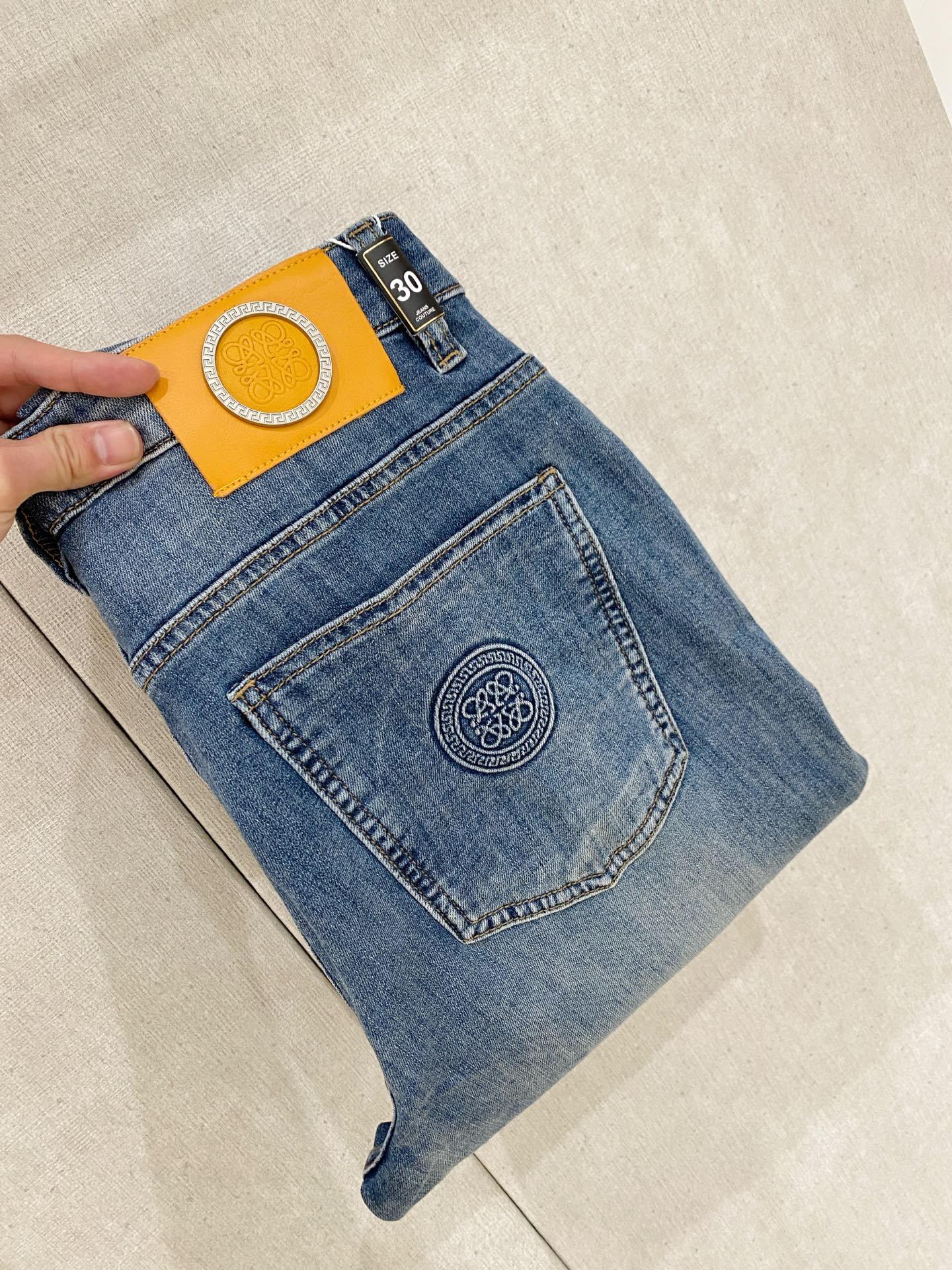 NO:849470,Loewe launches new thin jeans for men in summer 2026!  Heavy-duty washed denim fabric, customized fabric is softer and more comfortable than ordinary denim fabric!  Super-heavy industrial washing process and double process washing. The whole pair of pants has a comfortable feel, and the fineness and breathability are top-notch. All hardware brand logos are custom-made, and the materials are selected with the best attributes. The fabric has good elasticity and great comfort!  The low-key design style is simple and elegant. The repurchase rate is extremely high. The code number is 28-38, not 35 37,,loewe,loewe,jeans,19860909Loewe罗意威2026夏季最新推出男士薄款牛仔裤新品！重工水洗牛仔面料,定制面料和一般牛仔布料比起来,更加柔软舒适！超重工洗水工艺 双工艺洗水 整条裤子,手感舒适,细腻程度与透气效果堪称顶级,所有的五金品牌logo都是专模定做,材质都是选最好的属性.面料的弹性很好,舒适性非常棒！低调设计风格简洁大方.回购率极高.码数28-38 没35 37,,loewe,loewe,jeans,,Men's clothing