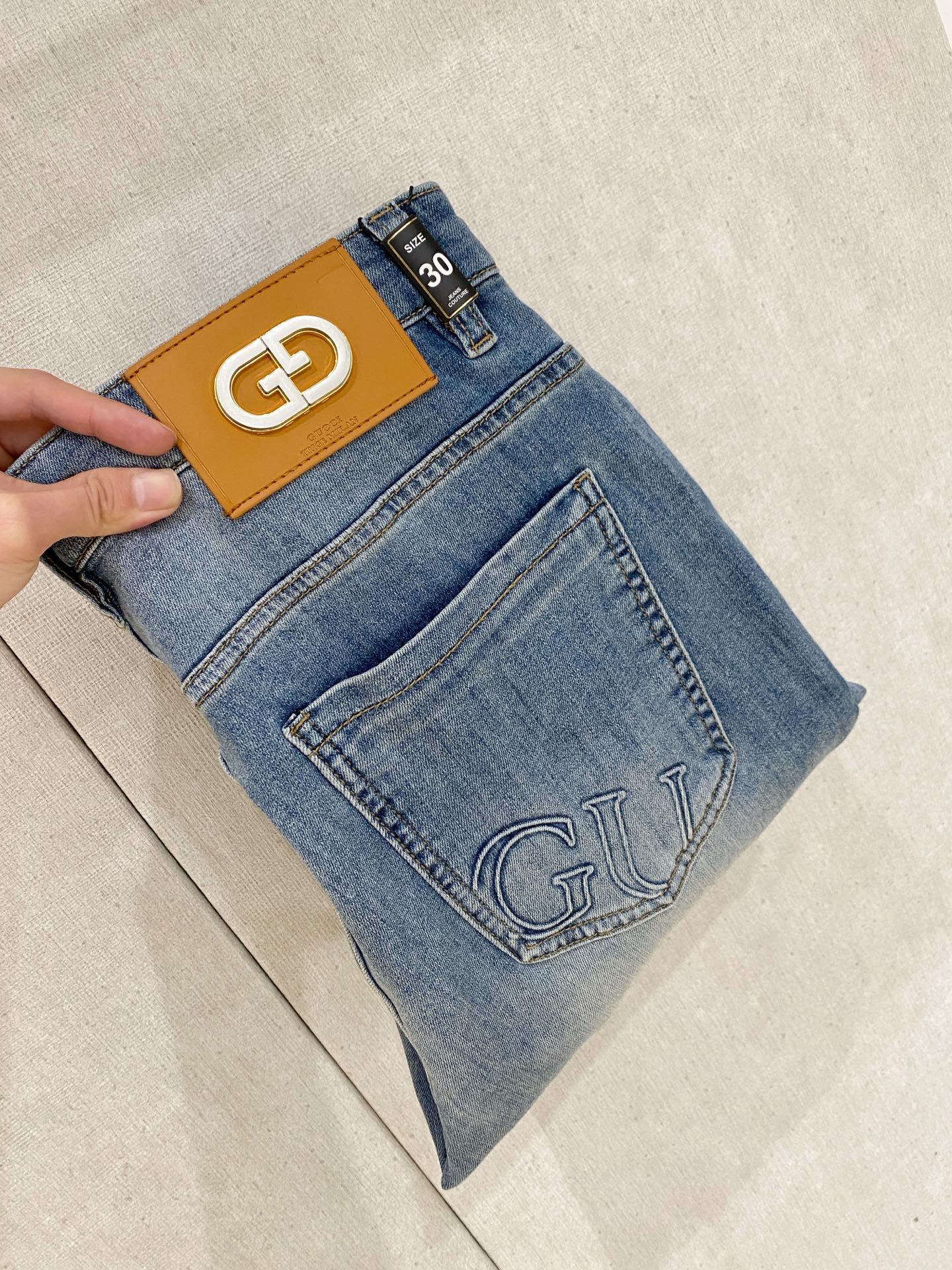 NO:849477,Gucci launches new thin jeans for men in summer 2026!  Heavy-duty washed denim fabric, customized fabric is softer and more comfortable than ordinary denim fabric!  Super-heavy industrial washing process and double process washing. The whole pair of pants has a comfortable feel, and the fineness and breathability are top-notch. All hardware brand logos are custom-made, and the materials are selected with the best attributes. The fabric has good elasticity and great comfort!  The low-key design style is simple and elegant. The repurchase rate is extremely high. The code number is 28-38, not 35 37,,gucci,gucci,jeans,19860909Gucci古驰2026夏季最新推出男士薄款牛仔裤新品！重工水洗牛仔面料,定制面料和一般牛仔布料比起来,更加柔软舒适！超重工洗水工艺 双工艺洗水 整条裤子,手感舒适,细腻程度与透气效果堪称顶级,所有的五金品牌logo都是专模定做,材质都是选最好的属性.面料的弹性很好,舒适性非常棒！低调设计风格简洁大方.回购率极高.码数28-38 没35 37,,gucci,gucci,jeans,,Men's clothing
