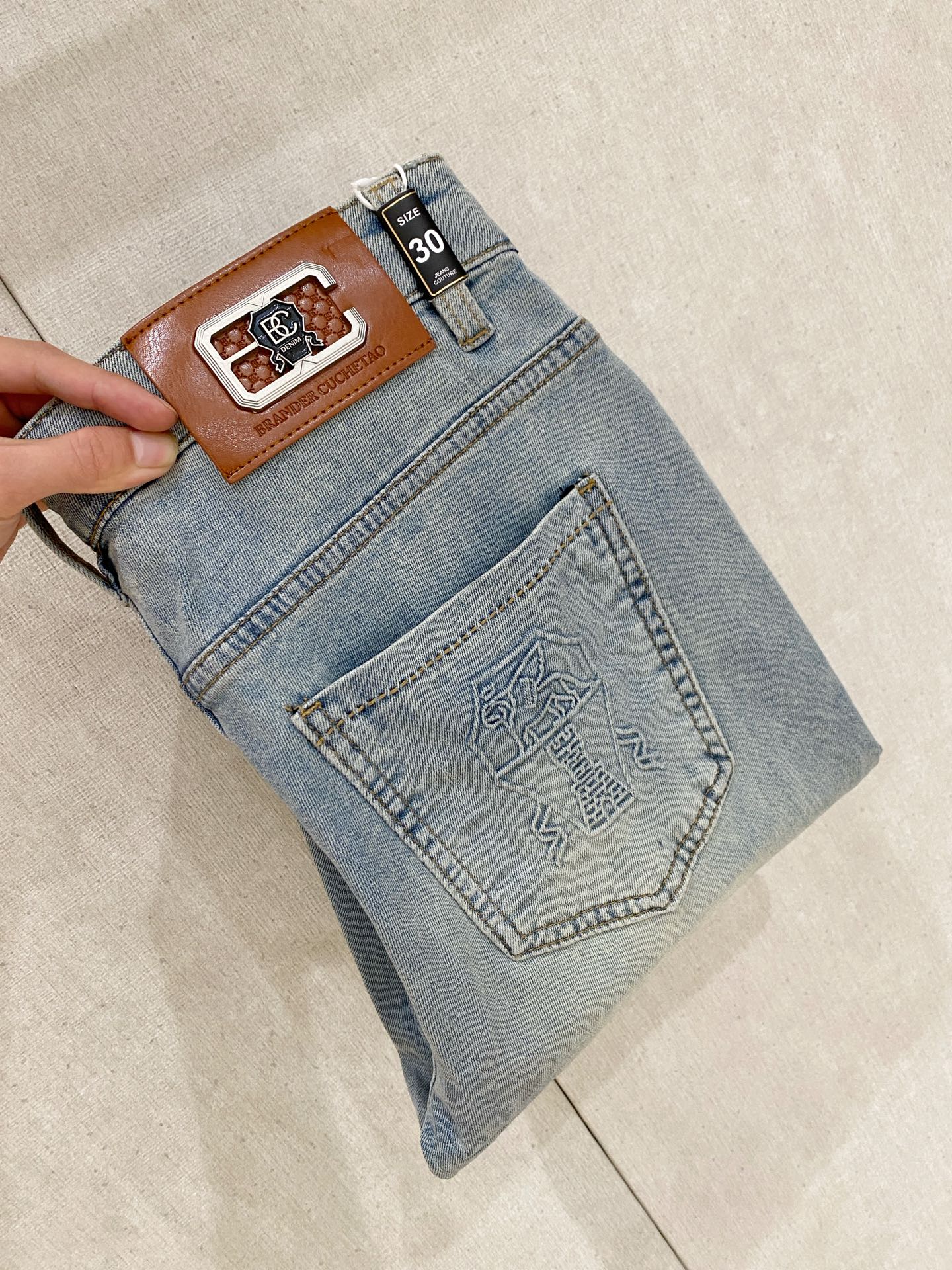 NO:849452,Brunello Cucinelli launches new men's thin jeans in summer 2026!  Heavy-duty washed denim fabric, customized fabric is softer and more comfortable than ordinary denim fabric!  Super-heavy industrial washing process and double process washing. The whole pair of pants has a comfortable feel, and the fineness and breathability are top-notch. All hardware brand logos are custom-made, and the materials are selected with the best attributes. The fabric has good elasticity and great comfort!  The low-key design style is simple and elegant. The repurchase rate is extremely high. The code number is 28-38, not 35 37,, brunello cucinelli, jeans,19860909Brunello Cucinelli2026夏季最新推出男士薄款牛仔裤新品！重工水洗牛仔面料,定制面料和一般牛仔布料比起来,更加柔软舒适！超重工洗水工艺 双工艺洗水 整条裤子,手感舒适,细腻程度与透气效果堪称顶级,所有的五金品牌logo都是专模定做,材质都是选最好的属性.面料的弹性很好,舒适性非常棒！低调设计风格简洁大方.回购率极高.码数28-38 没35 37,,brunello cucinelli,jeans,,Men's clothing