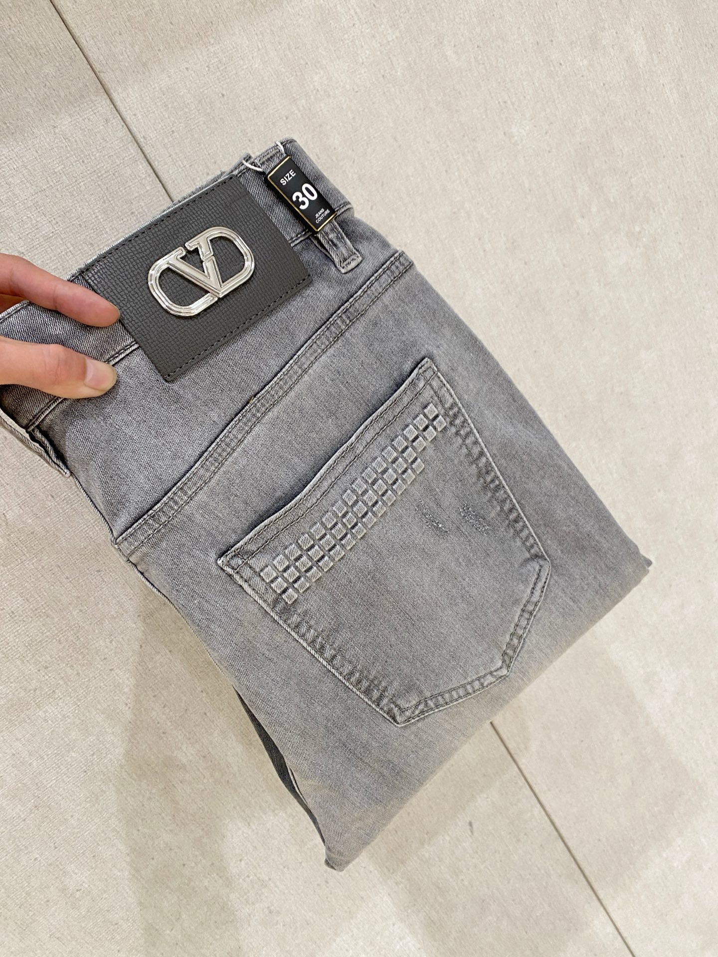 NO:849472,Valentino Valentino's latest new men's thin jeans for summer 2026!  Heavy-duty washed denim fabric, customized fabric is softer and more comfortable than ordinary denim fabric!  Super-heavy industrial washing process and double process washing. The whole pair of pants has a comfortable feel, and the fineness and breathability are top-notch. All hardware brand logos are custom-made, and the materials are selected with the best attributes. The fabric has good elasticity and great comfort!  The low-key design style is simple and elegant. The repurchase rate is extremely high. The code number is 28-38, no 35 37,,valentino,valentino,jeans,19860909Valentino华伦天奴2026夏季最新推出男士薄款牛仔裤新品！重工水洗牛仔面料,定制面料和一般牛仔布料比起来,更加柔软舒适！超重工洗水工艺 双工艺洗水 整条裤子,手感舒适,细腻程度与透气效果堪称顶级,所有的五金品牌logo都是专模定做,材质都是选最好的属性.面料的弹性很好,舒适性非常棒！低调设计风格简洁大方.回购率极高.码数28-38 没35 37,,valentino,valentino,jeans,,Men's clothing