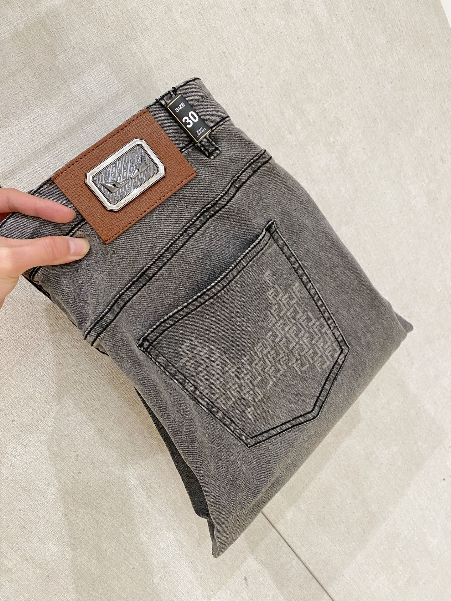 NO:849461,Fendi Fendi launches new men's thin jeans in summer 2026!  Heavy-duty washed denim fabric, customized fabric is softer and more comfortable than ordinary denim fabric!  Super-heavy industrial washing process and double process washing. The whole pair of pants has a comfortable feel, and the fineness and breathability are top-notch. All hardware brand logos are custom-made, and the materials are selected with the best attributes. The fabric has good elasticity and great comfort!  The low-key design style is simple and elegant. The repurchase rate is extremely high. The code number is 28-38, not 35 37,,fendi,fendi,jeans,19860909Fendi芬迪2026夏季最新推出男士薄款牛仔裤新品！重工水洗牛仔面料,定制面料和一般牛仔布料比起来,更加柔软舒适！超重工洗水工艺 双工艺洗水 整条裤子,手感舒适,细腻程度与透气效果堪称顶级,所有的五金品牌logo都是专模定做,材质都是选最好的属性.面料的弹性很好,舒适性非常棒！低调设计风格简洁大方.回购率极高.码数28-38 没35 37,,fendi,fendi,jeans,,Men's clothing