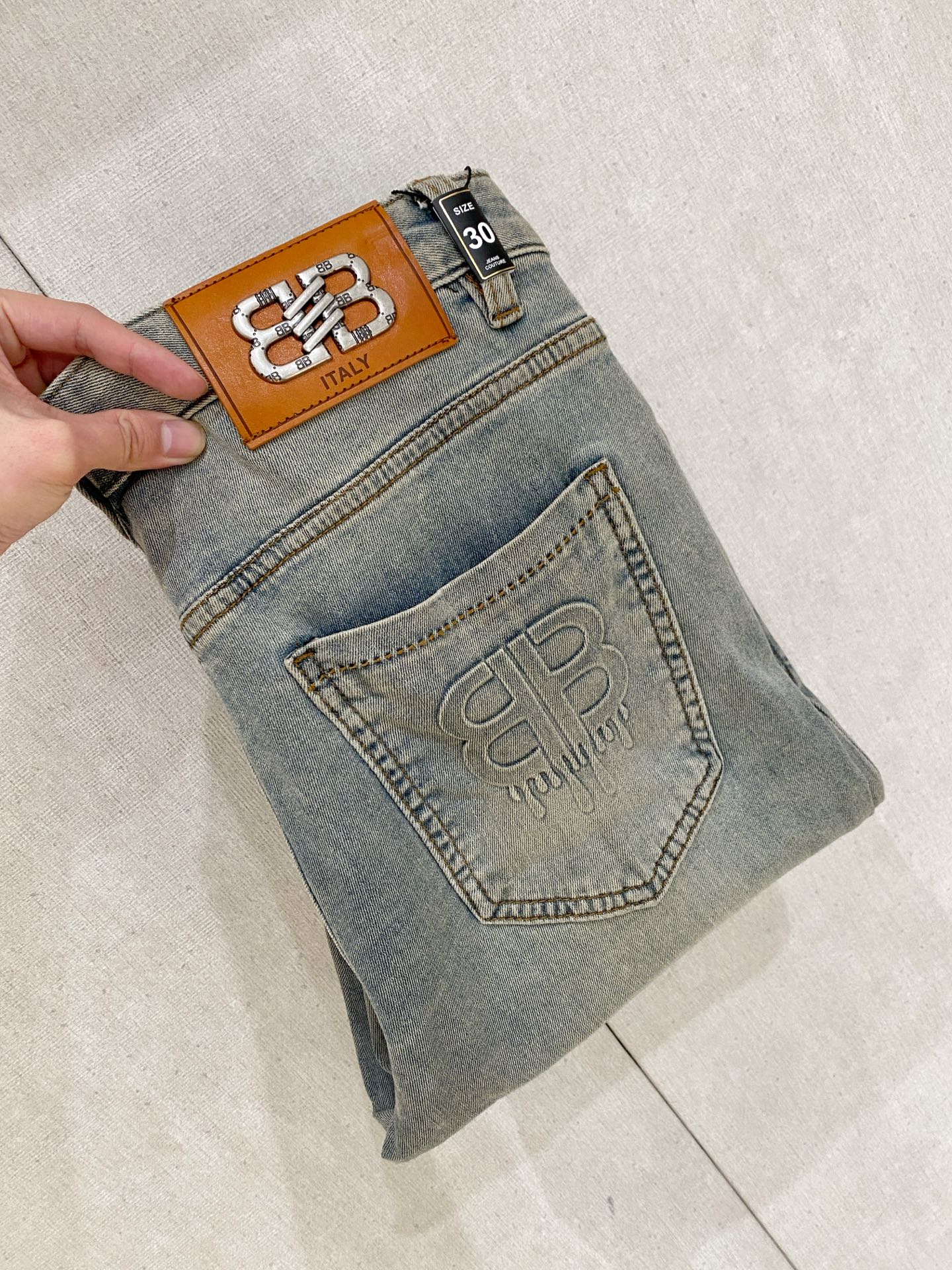 NO:849467,Balenciaga launches new men's thin jeans in summer 2026!  Heavy-duty washed denim fabric, customized fabric is softer and more comfortable than ordinary denim fabric!  Super-heavy industrial washing process and double process washing. The whole pair of pants has a comfortable feel, and the fineness and breathability are top-notch. All hardware brand logos are custom-made, and the materials are selected with the best attributes. The fabric has good elasticity and great comfort!  The low-key design style is simple and elegant. The repurchase rate is extremely high. The code number is 28-38, not 35 37,,balenciaga,balenciaga,jeans,19860909Balenciaga巴黎世家2026夏季最新推出男士薄款牛仔裤新品！重工水洗牛仔面料,定制面料和一般牛仔布料比起来,更加柔软舒适！超重工洗水工艺 双工艺洗水 整条裤子,手感舒适,细腻程度与透气效果堪称顶级,所有的五金品牌logo都是专模定做,材质都是选最好的属性.面料的弹性很好,舒适性非常棒！低调设计风格简洁大方.回购率极高.码数28-38 没35 37,,balenciaga,balenciaga,jeans,,Men's clothing