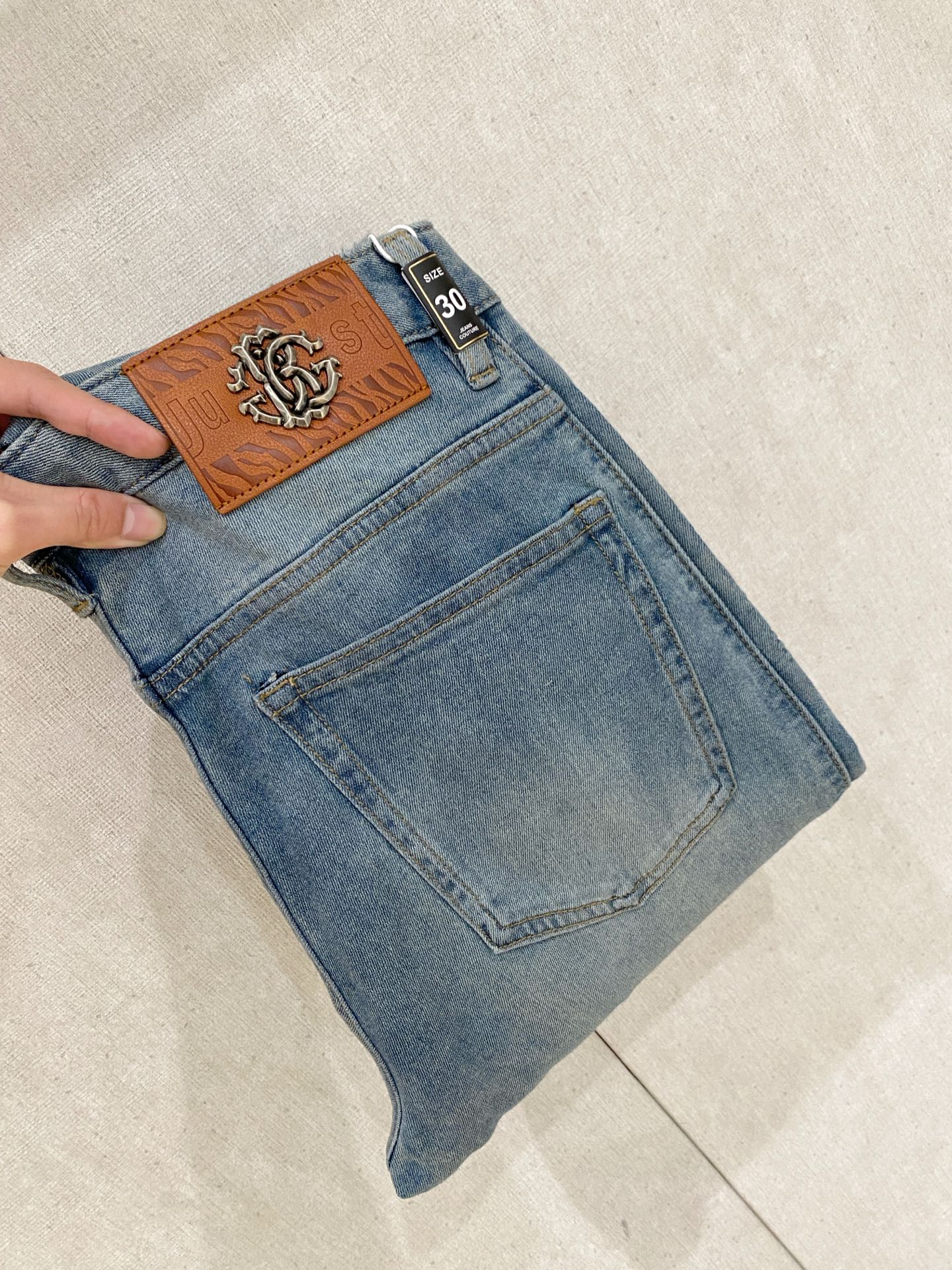 NO:849458,Just Cavalli Cavalli's latest new men's thin jeans for summer 2026!  Heavy-duty washed denim fabric, customized fabric is softer and more comfortable than ordinary denim fabric!  Super-heavy industrial washing process and double process washing. The whole pair of pants has a comfortable feel, and the fineness and breathability are top-notch. All hardware brand logos are custom-made, and the materials are selected with the best attributes. The fabric has good elasticity and great comfort!  The low-key design style is simple and elegant. The repurchase rate is extremely high. The code number is 28-38, not 35 37,,jeans,19860909Just Cavalli卡沃利2026夏季最新推出男士薄款牛仔裤新品！重工水洗牛仔面料,定制面料和一般牛仔布料比起来,更加柔软舒适！超重工洗水工艺 双工艺洗水 整条裤子,手感舒适,细腻程度与透气效果堪称顶级,所有的五金品牌logo都是专模定做,材质都是选最好的属性.面料的弹性很好,舒适性非常棒！低调设计风格简洁大方.回购率极高.码数28-38 没35 37,,jeans,,Men's clothing
